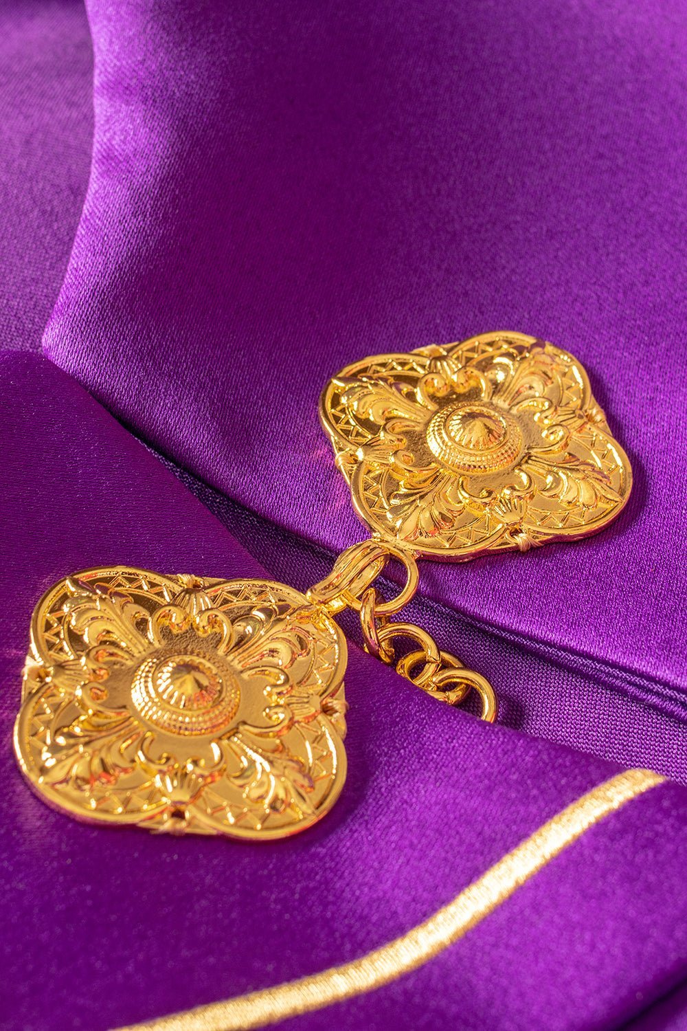Piviale viola con ricamo d'uva d'oro KKP/001/03/20 FIOLET SAT.POMPON 150cm - PERILPRETE.IT