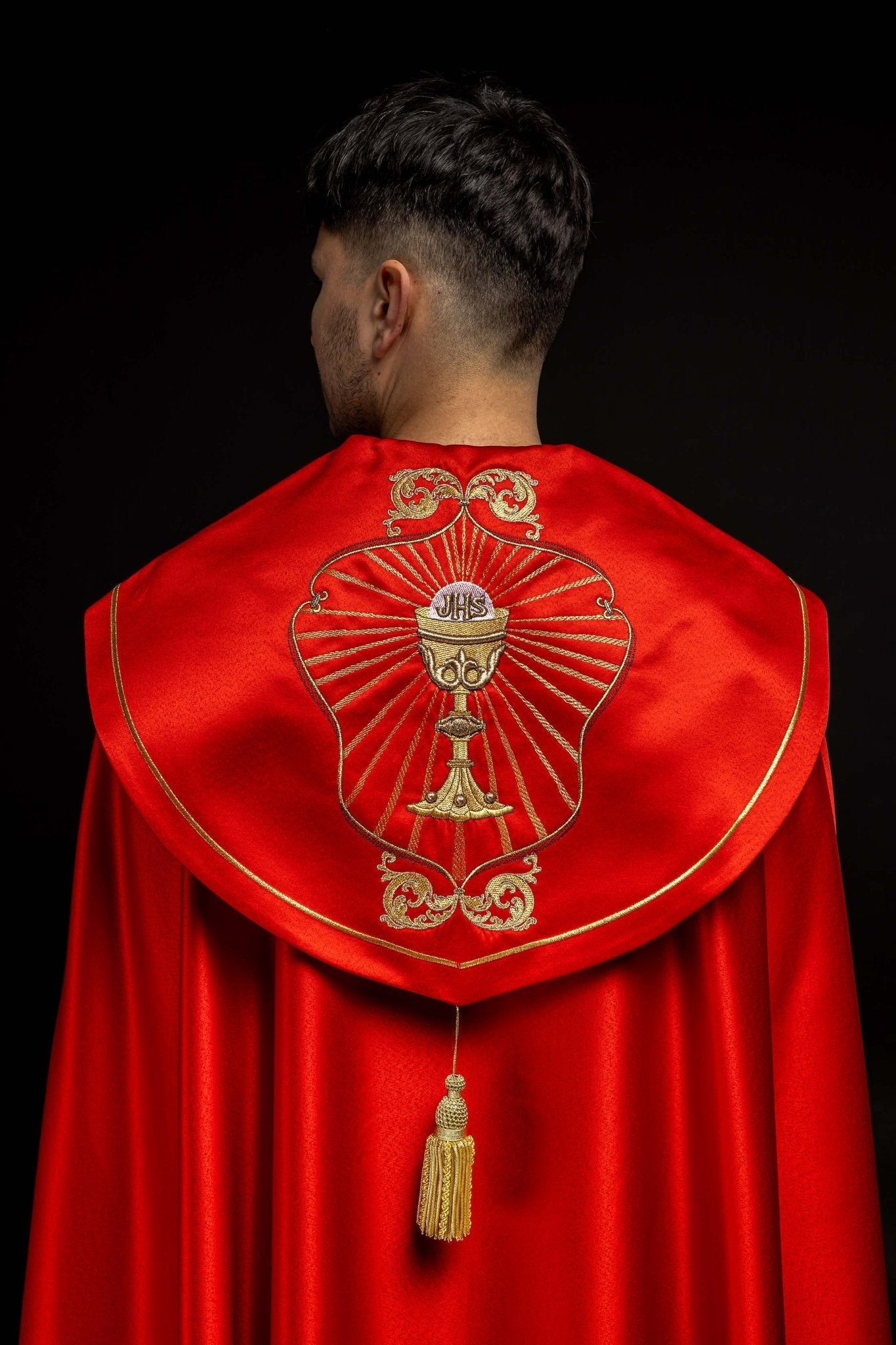 Pivialeliturgica ricamata con calice e IHS di colore rosso KKP/006/02/20 CZERWONA SAT.POMPON 150cm - PERILPRETE.IT