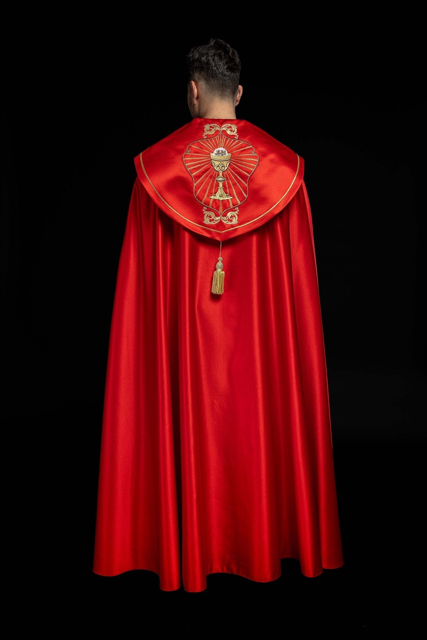 Pivialeliturgica ricamata con calice e IHS di colore rosso KKP/006/02/20 CZERWONA SAT.POMPON 150cm - PERILPRETE.IT