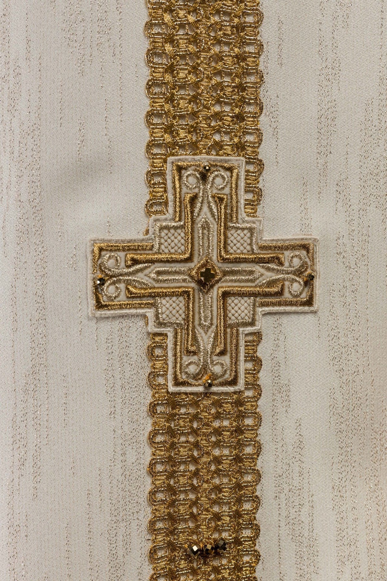 Ręcznie wykonany ornat z naturalnymi kamieniami Handmade 7015 Ecru