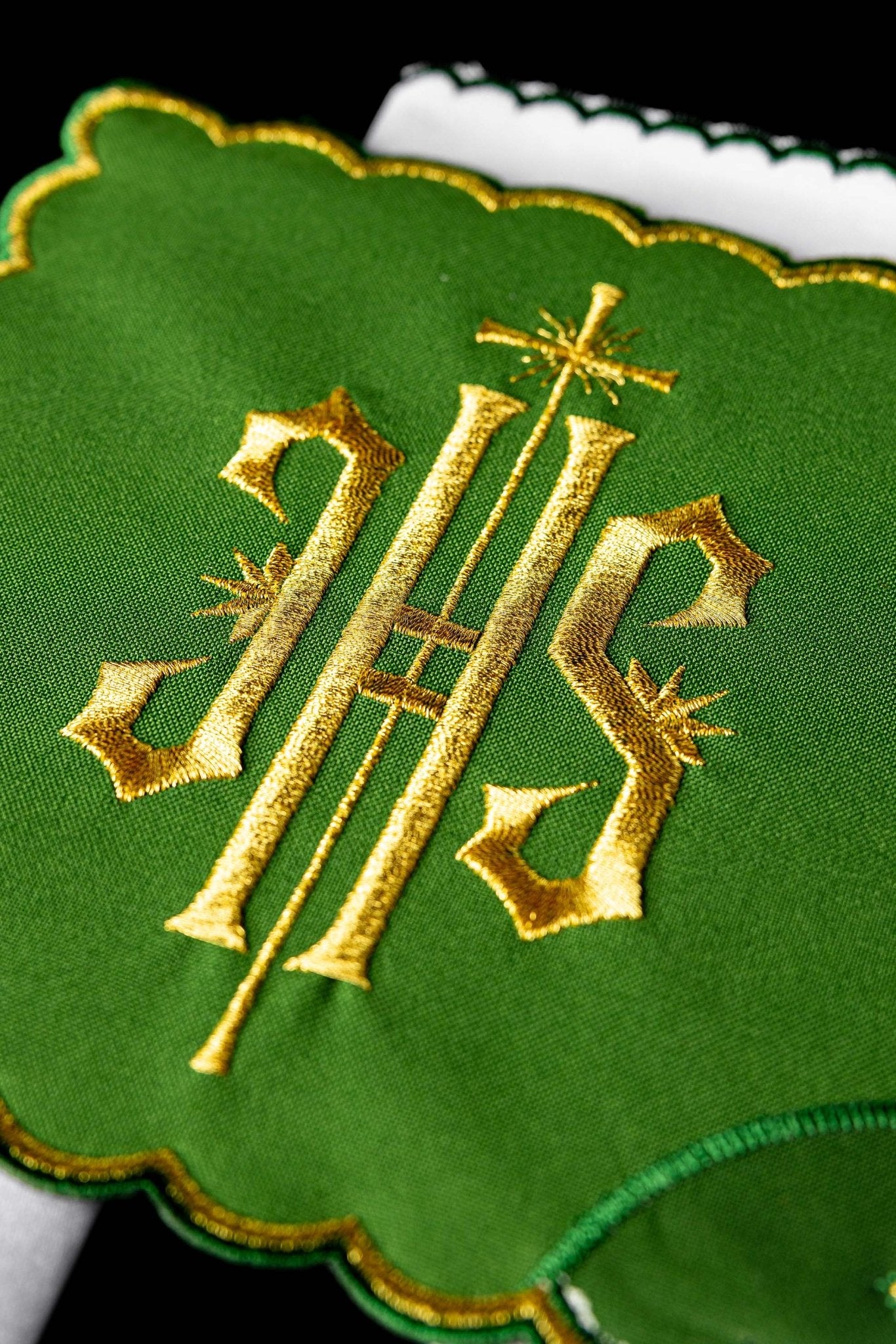 Serizio da Messa ricamato IHS verde KK/029/01 - PERILPRETE.IT