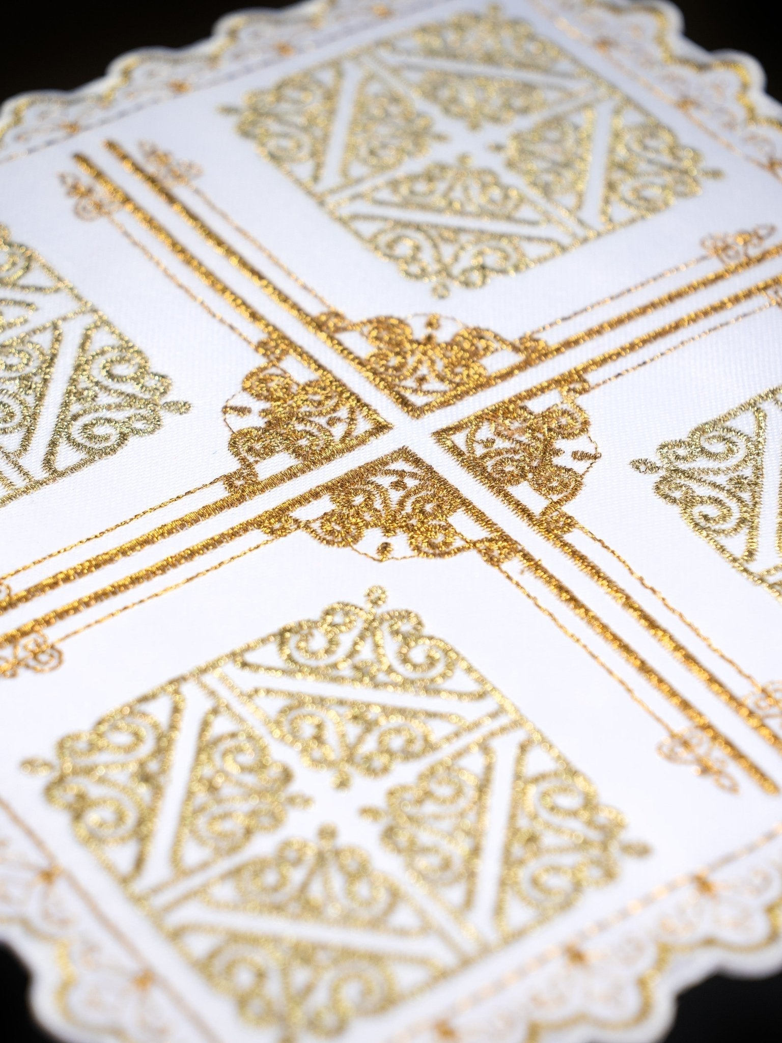 Servizio da altare con motivo a croce con ricamo decorativo S - 5558 - PERILPRETE.IT