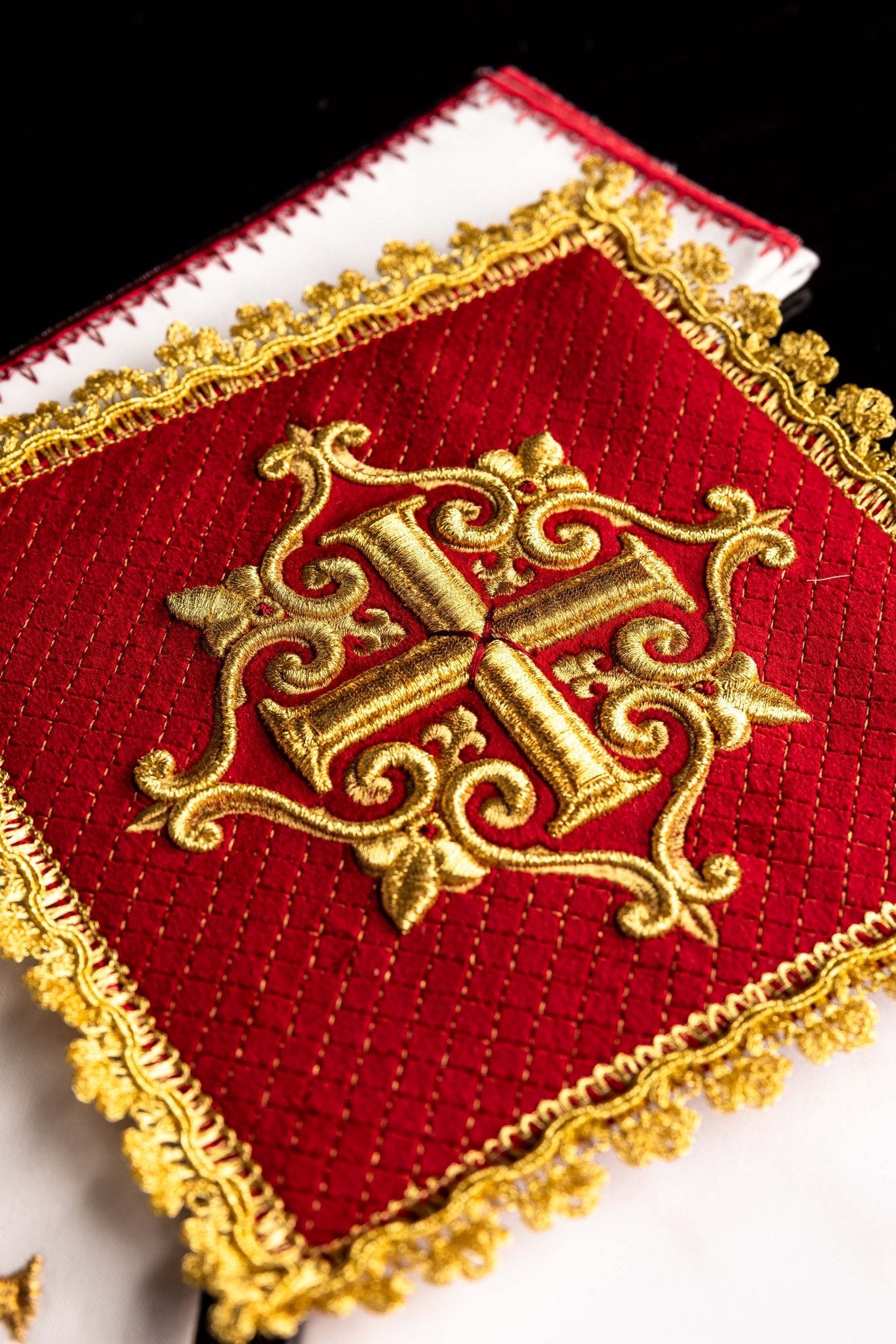 Servizio da Messa con croce ricamata velluto rosso LE/5029/C2 - PERILPRETE.IT