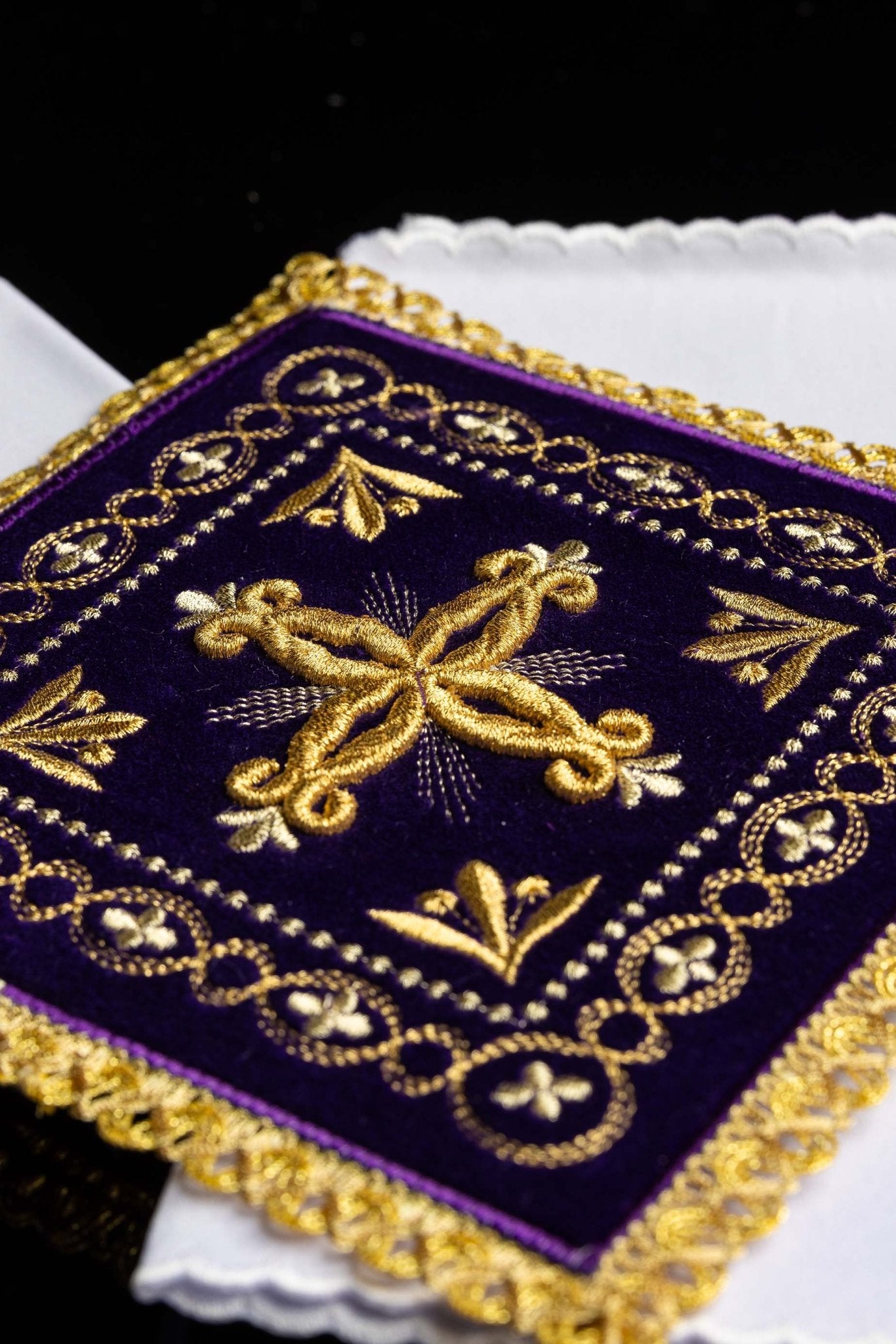 Servizio da Messa ricamata in velluto viola KK/5006/C4 - PERILPRETE.IT
