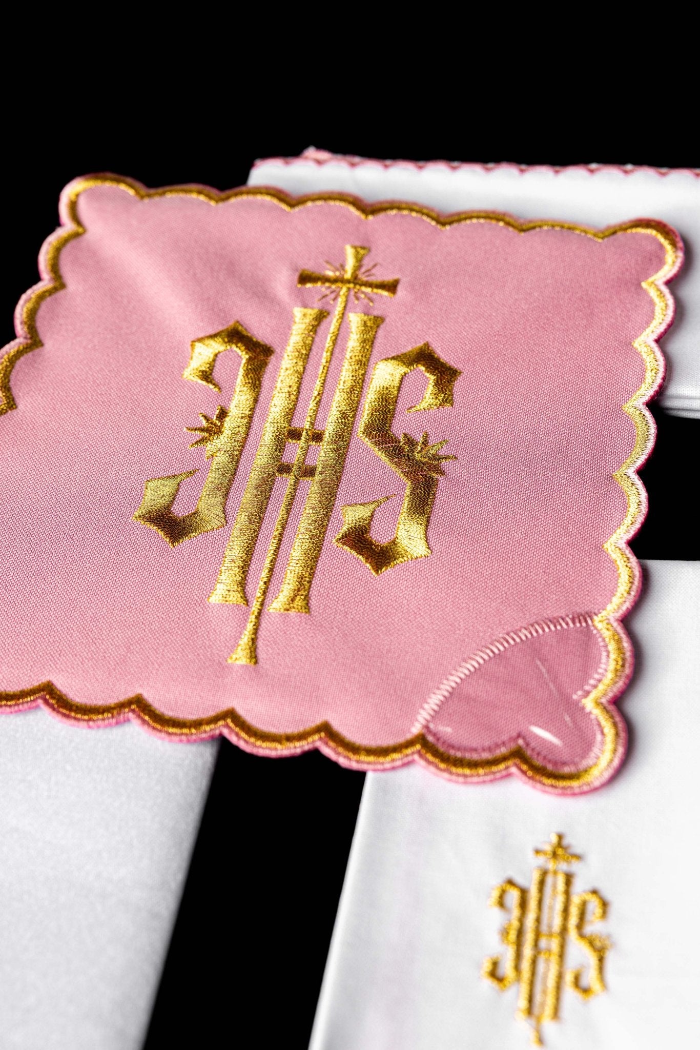 Servizio da Messa ricamato IHS rosa KK/029/08 - PERILPRETE.IT