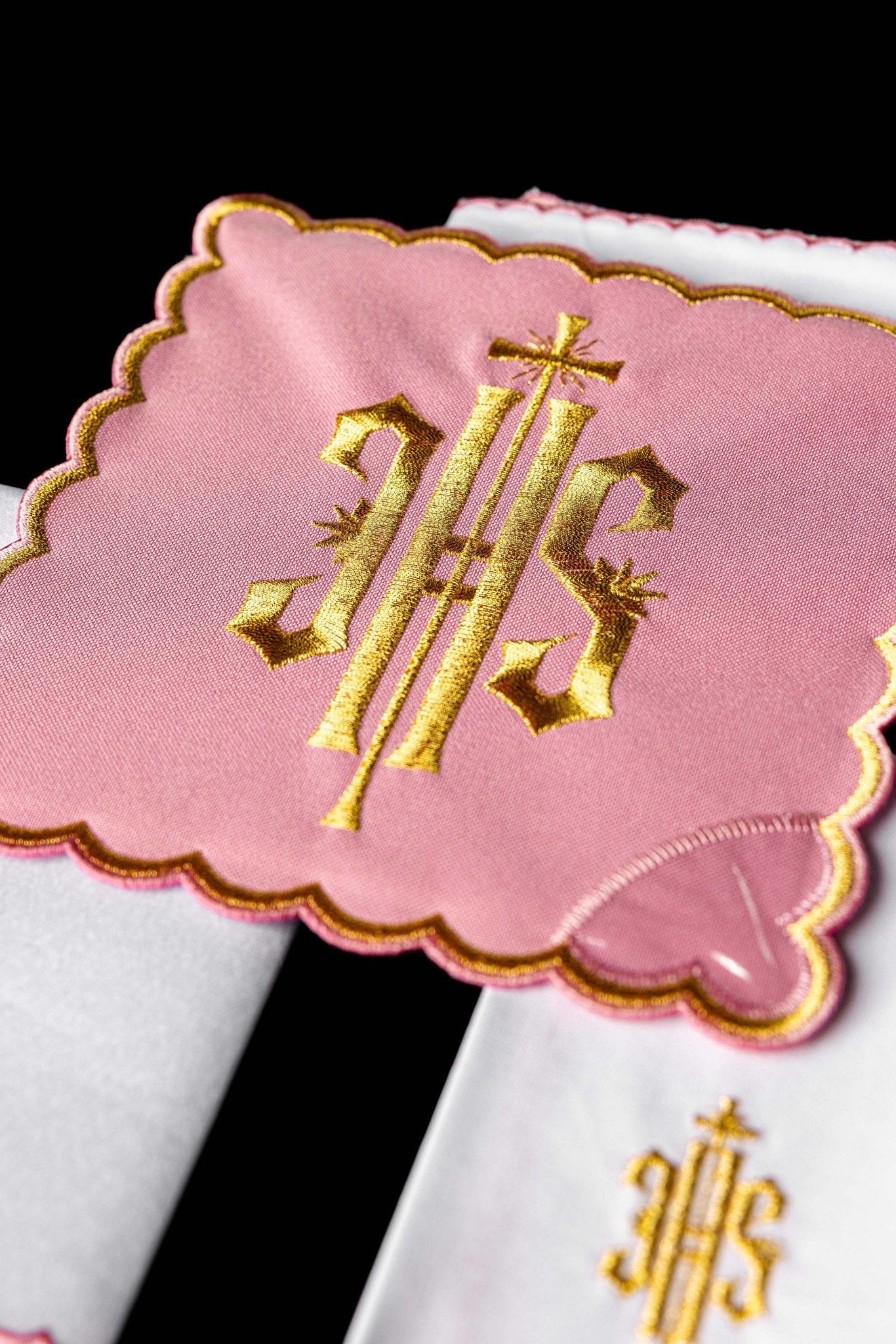 Servizio da Messa ricamato IHS rosa KK/029/08 - PERILPRETE.IT