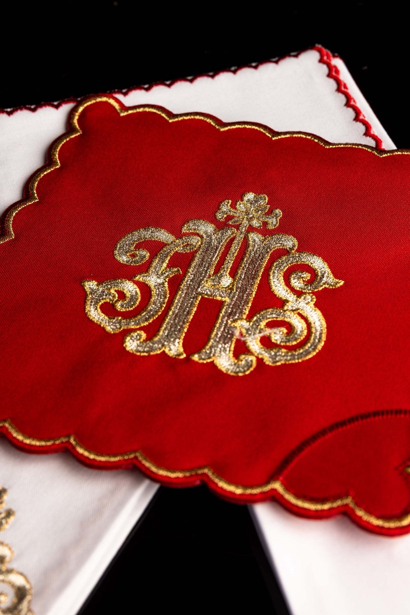 Servizio da Messa ricamato IHS rossa KK/072/02 - PERILPRETE.IT