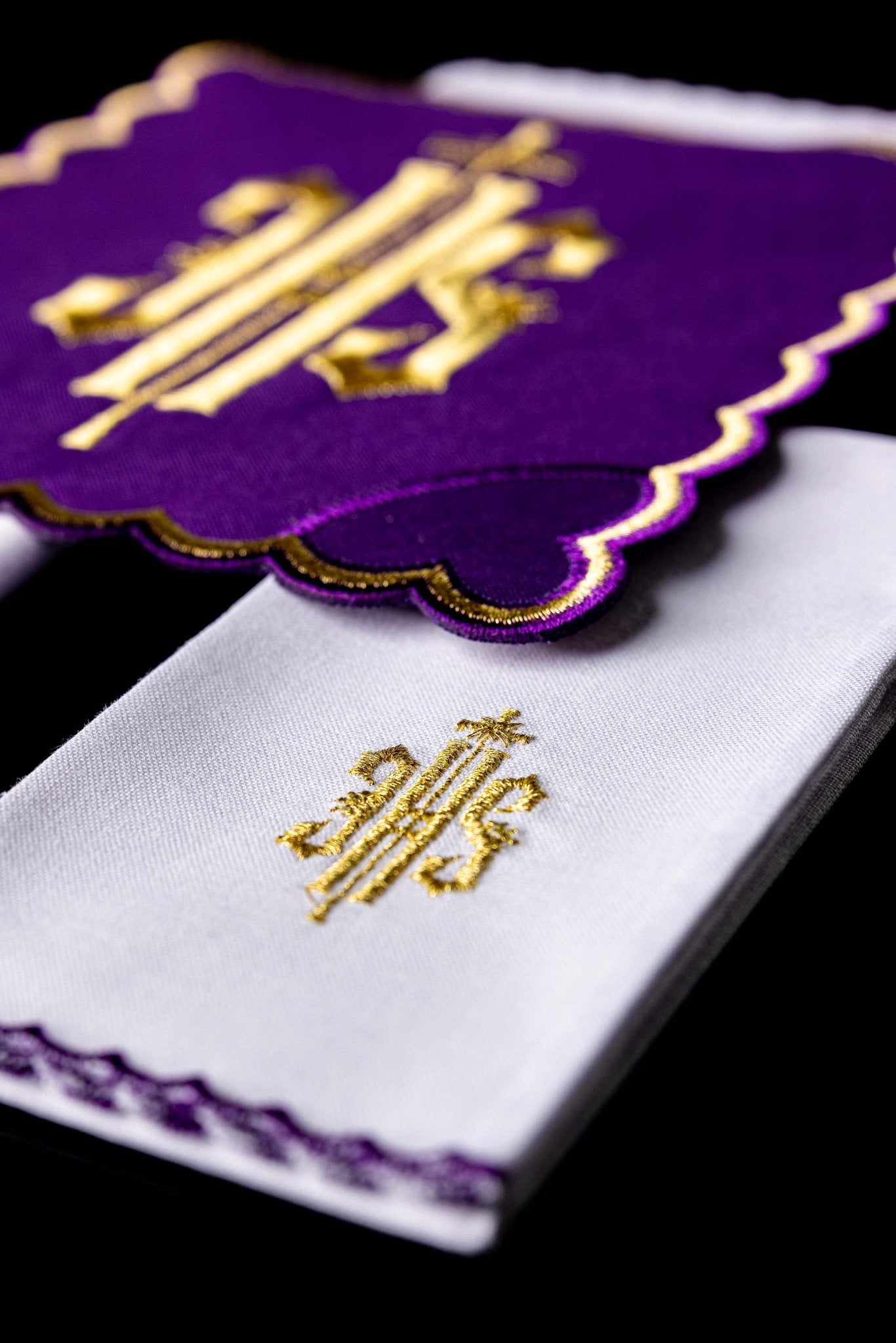 Servizio da Messa ricamato IHS viola KK/029/03 - PERILPRETE.IT