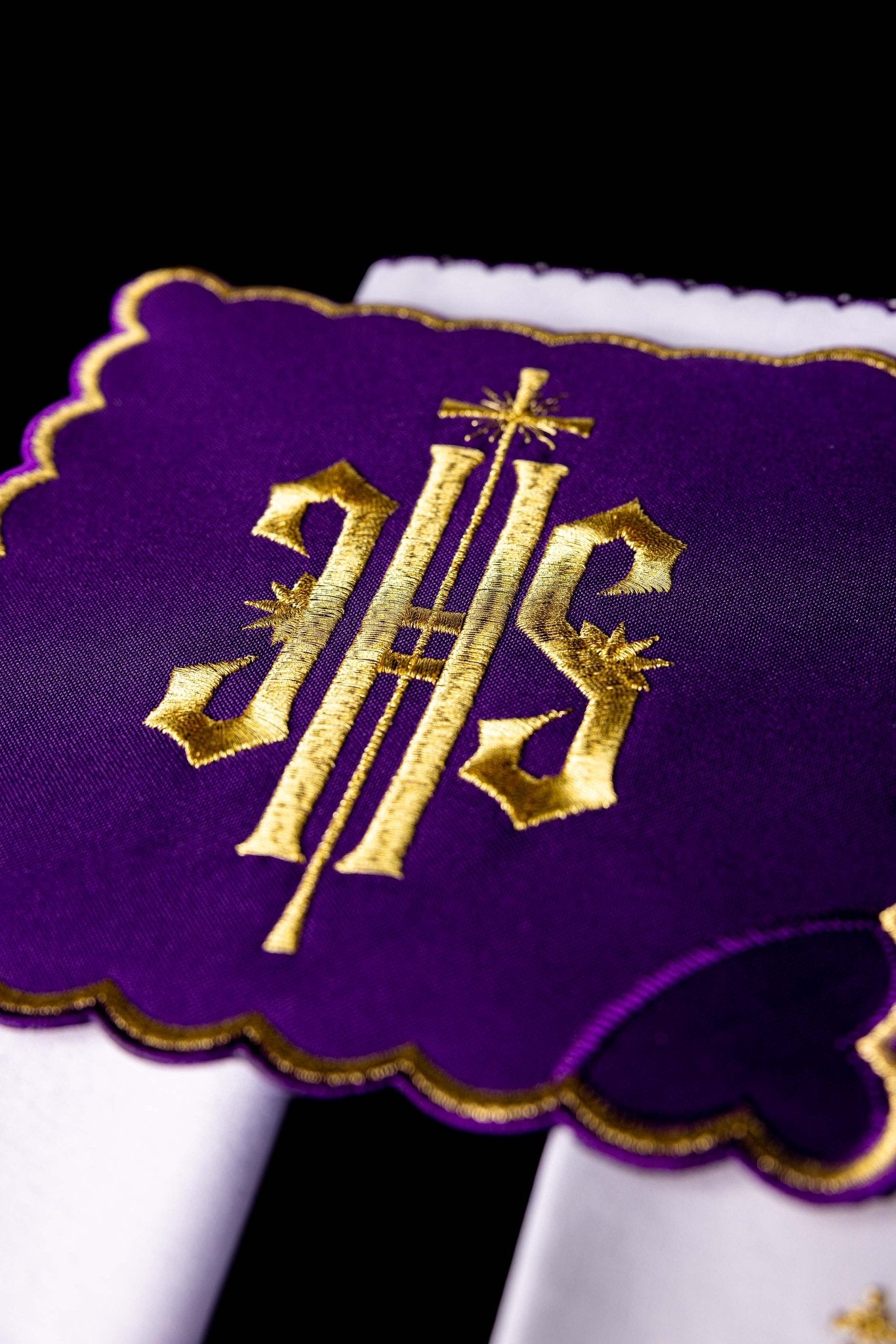 Servizio da Messa ricamato IHS viola KK/029/03 - PERILPRETE.IT