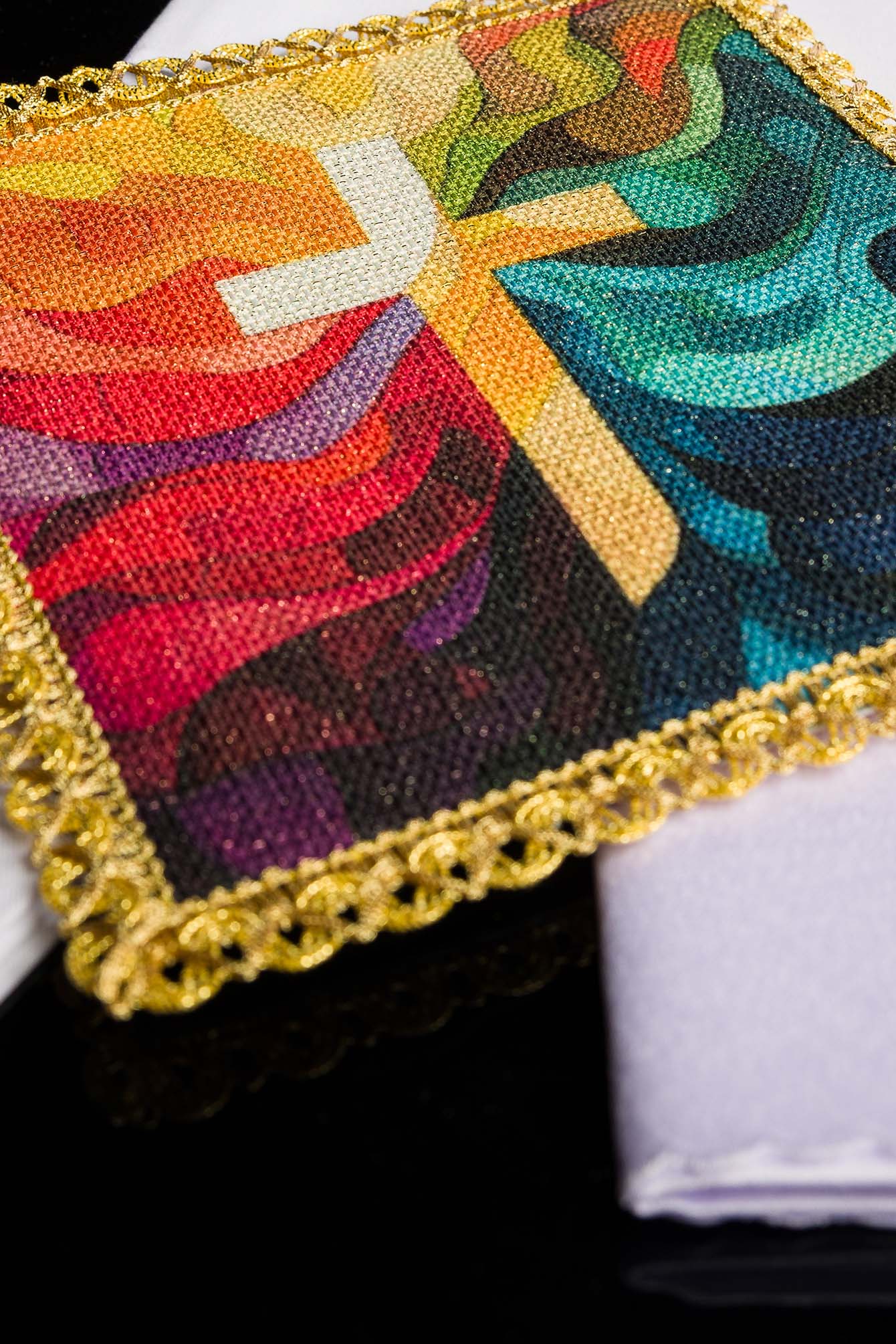 Servizio da messa stampato a colori con motivo a croce KOD/5005/99 - PERILPRETE.IT