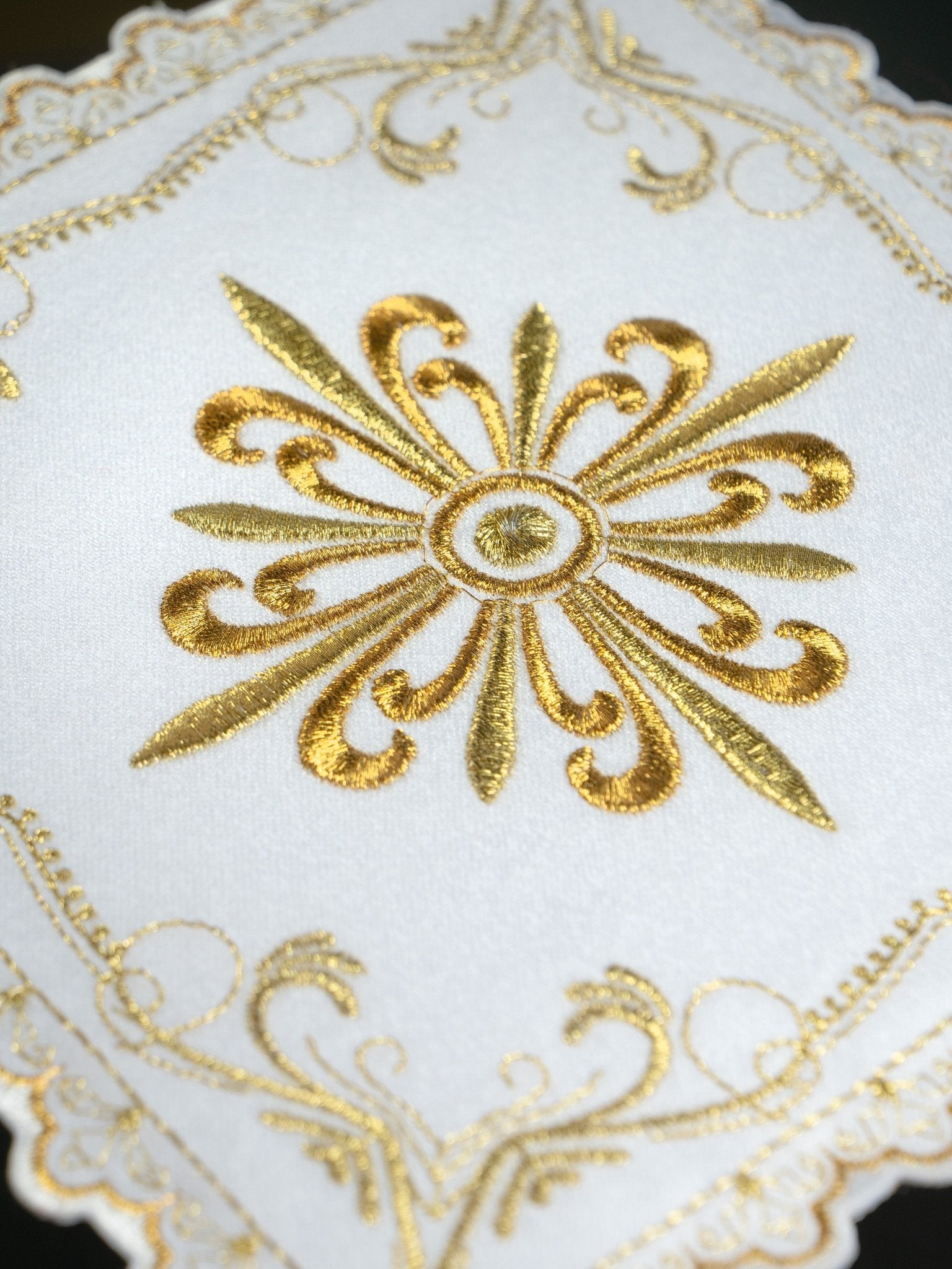 Servizio di messa con motivo a croce dorata con ricamo decorativo S - 5554 - PERILPRETE.IT