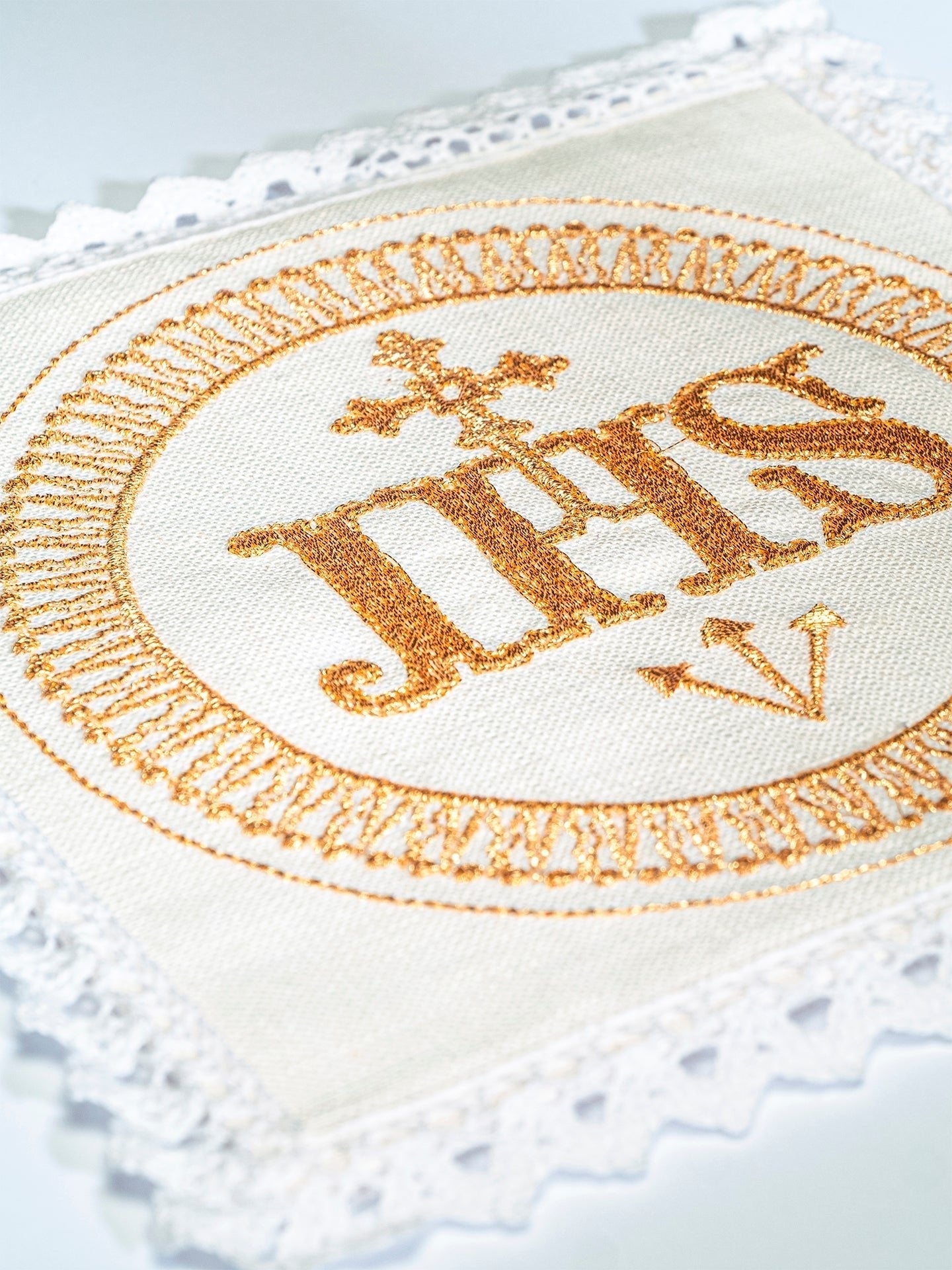 Servizio Messa in lino ricamata con IHS KKL/082 - PERILPRETE.IT