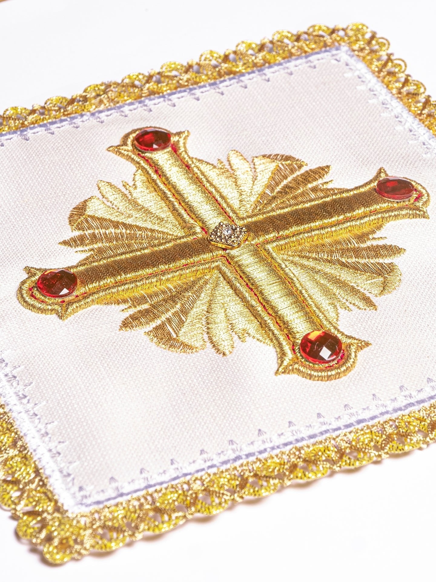 Servizio Messa in Lino riccamente ricamato con pietre decorative LE/5010 - PERILPRETE.IT