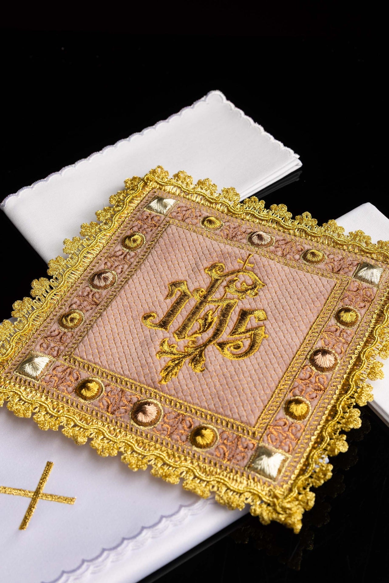 Set da calice in velluto rosa con simbolo IHS ricamato, elegante e raffinato, ideale per la celebrazione della Santa Messa.