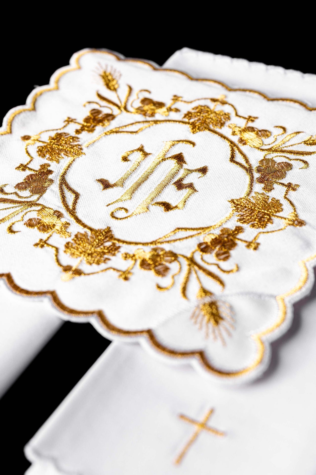 Set di biancheria per calice ricamato con motivo IHS in colore bianco KDT/5027/04 BIAŁY - PERILPRETE.IT