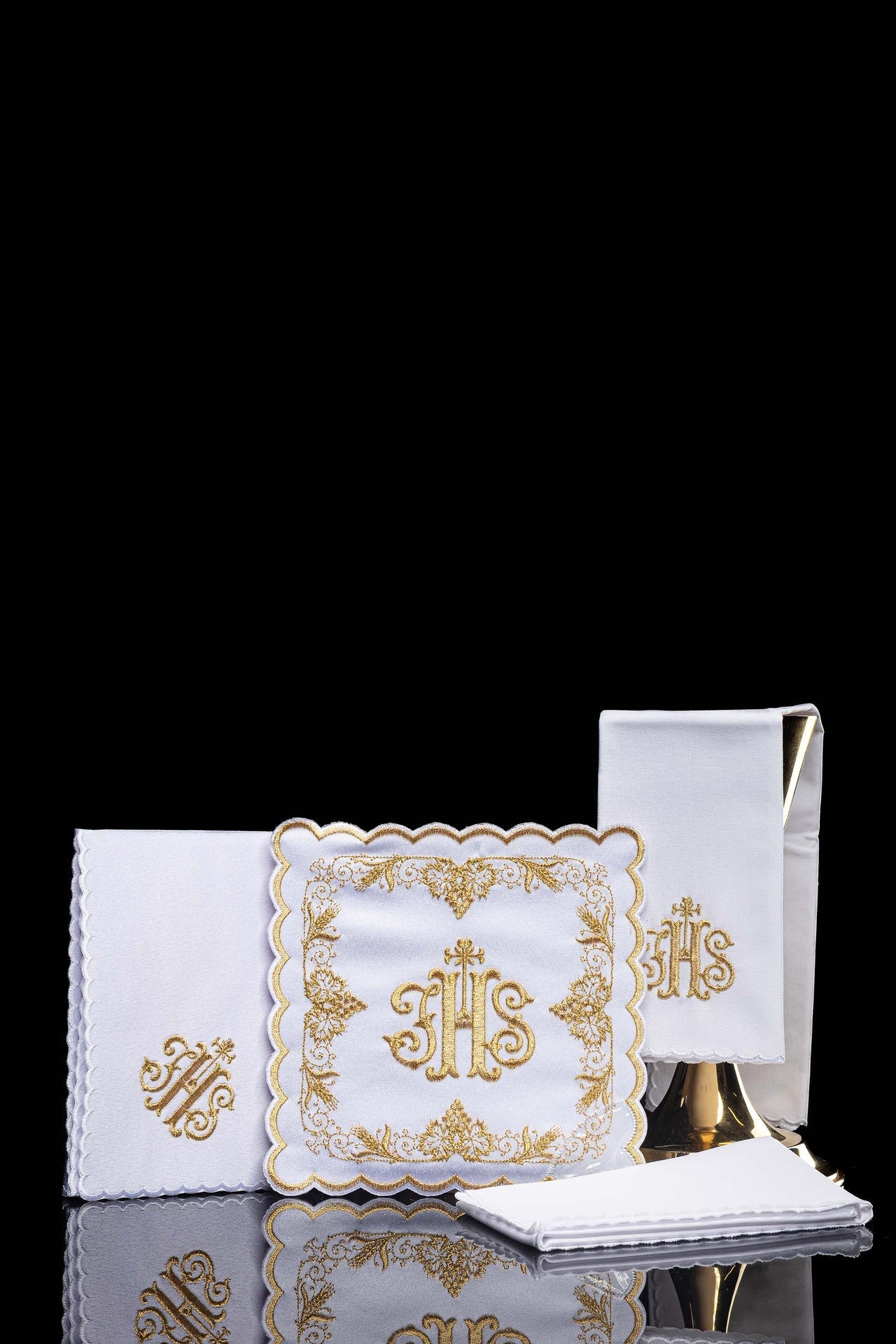 Set di biancheria per calice ricamato con motivo IHS in colore bianco KDT/5025/04 BIAŁY - PERILPRETE.IT
