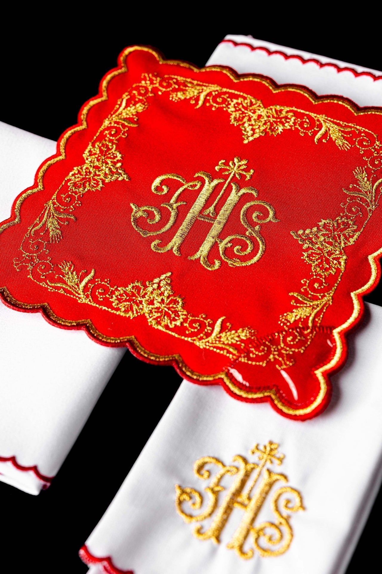 Set di biancheria per calice ricamato con motivo IHS in colore rosso KDT/5025/02 CZERWONY - PERILPRETE.IT
