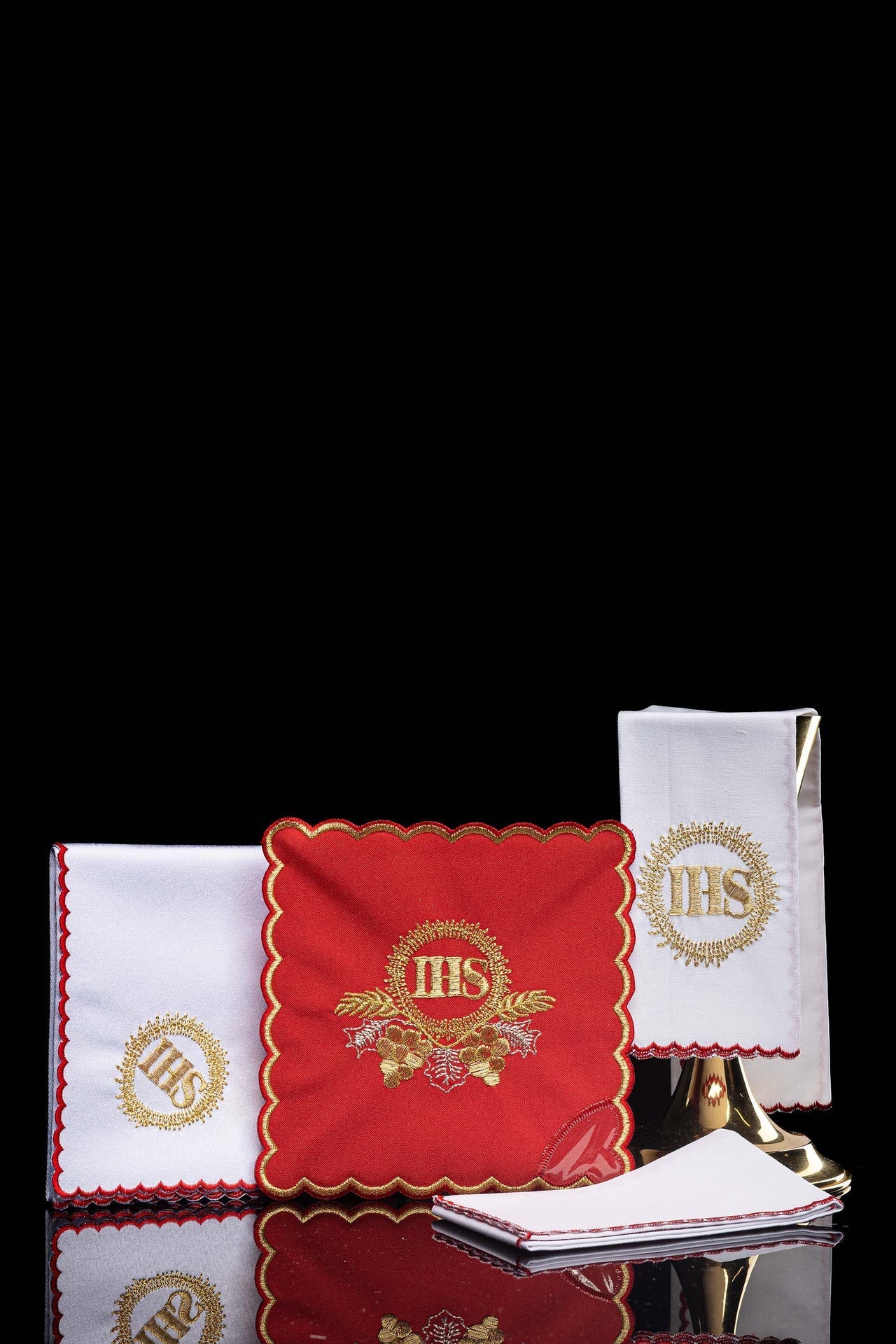 Set di biancheria per calice ricamato con motivo IHS in colore rosso KDT/5024/02 CZERWONY - PERILPRETE.IT