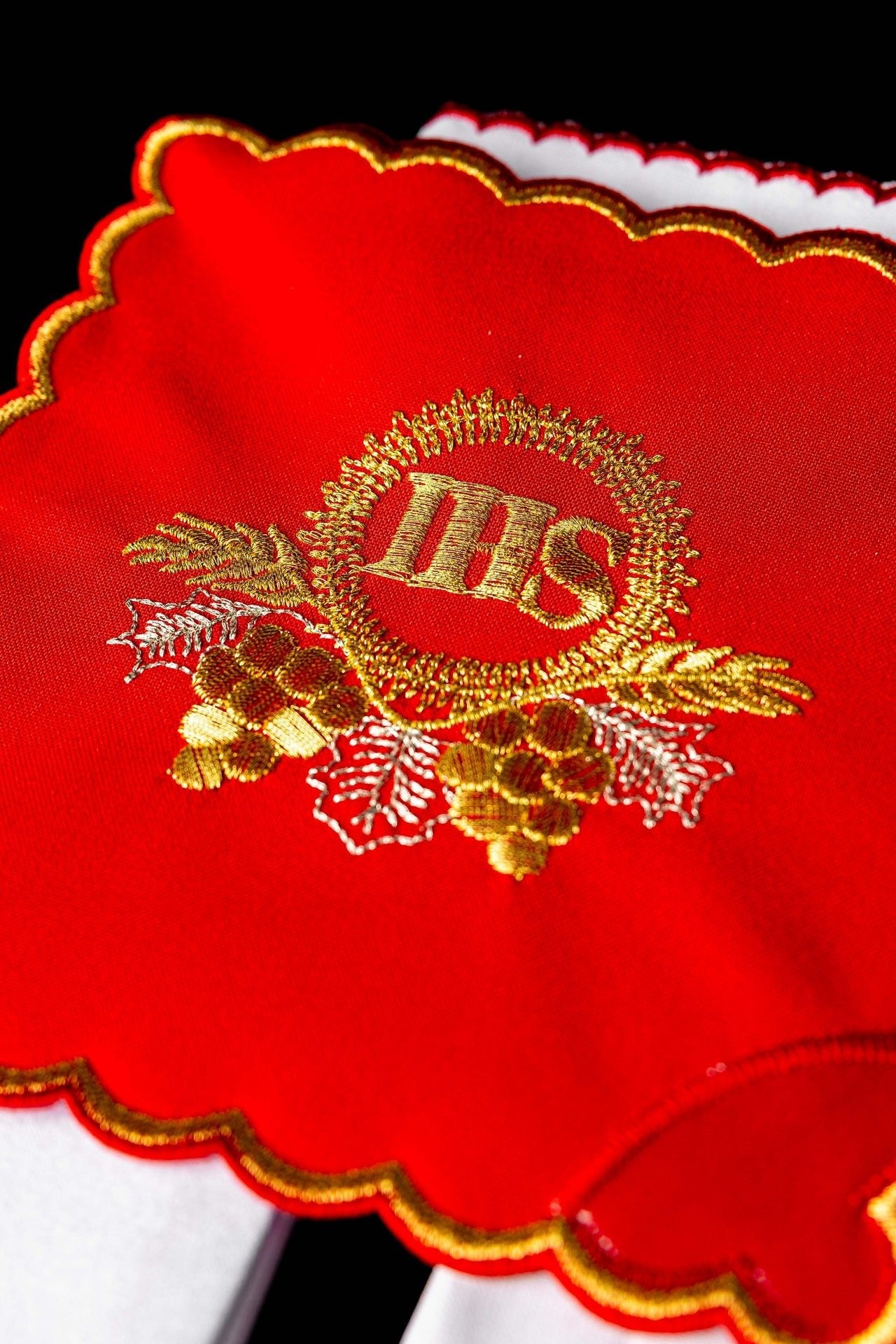 Set di biancheria per calice ricamato con motivo IHS in colore rosso KDT/5024/02 CZERWONY - PERILPRETE.IT
