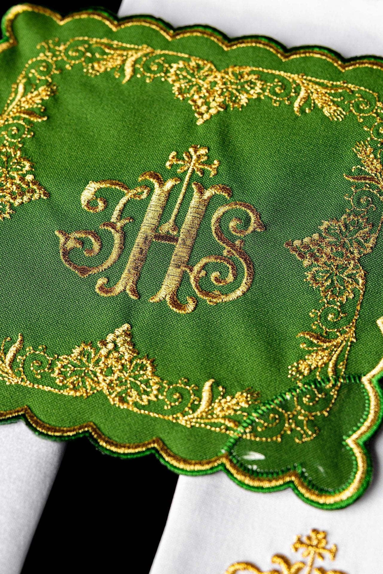 Set di biancheria per calice ricamato con motivo IHS in colore verde KDT/5025/01 ZIELONY - PERILPRETE.IT