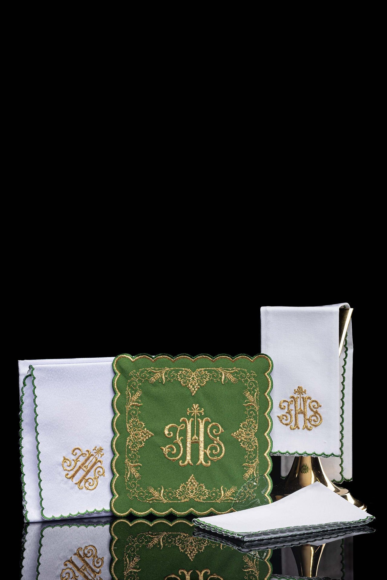 Set di biancheria per calice ricamato con motivo IHS in colore verde KDT/5025/01 ZIELONY - PERILPRETE.IT