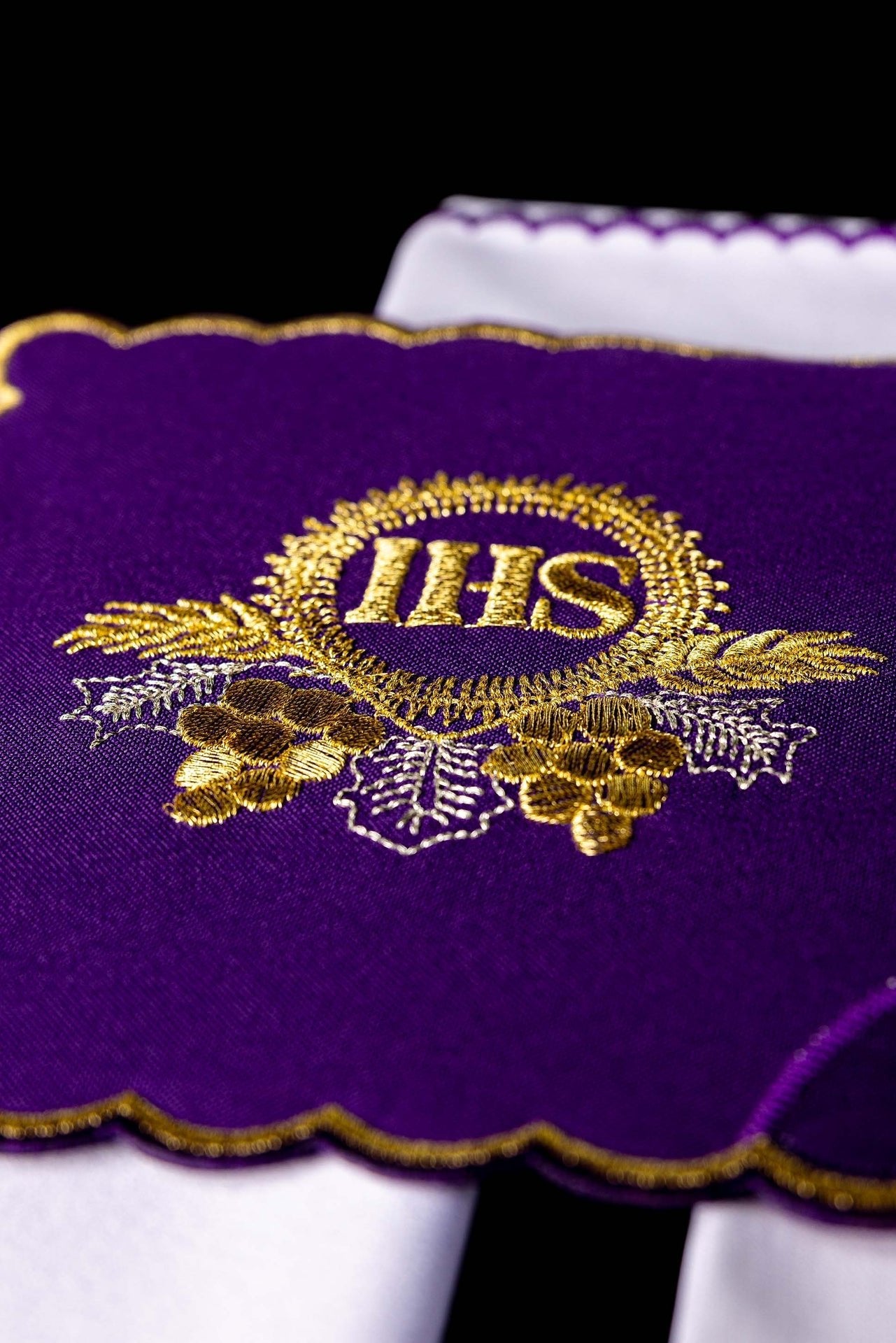 Set di biancheria per calice ricamato con motivo IHS in colore viola KDT/5024/03 FIOLET - PERILPRETE.IT