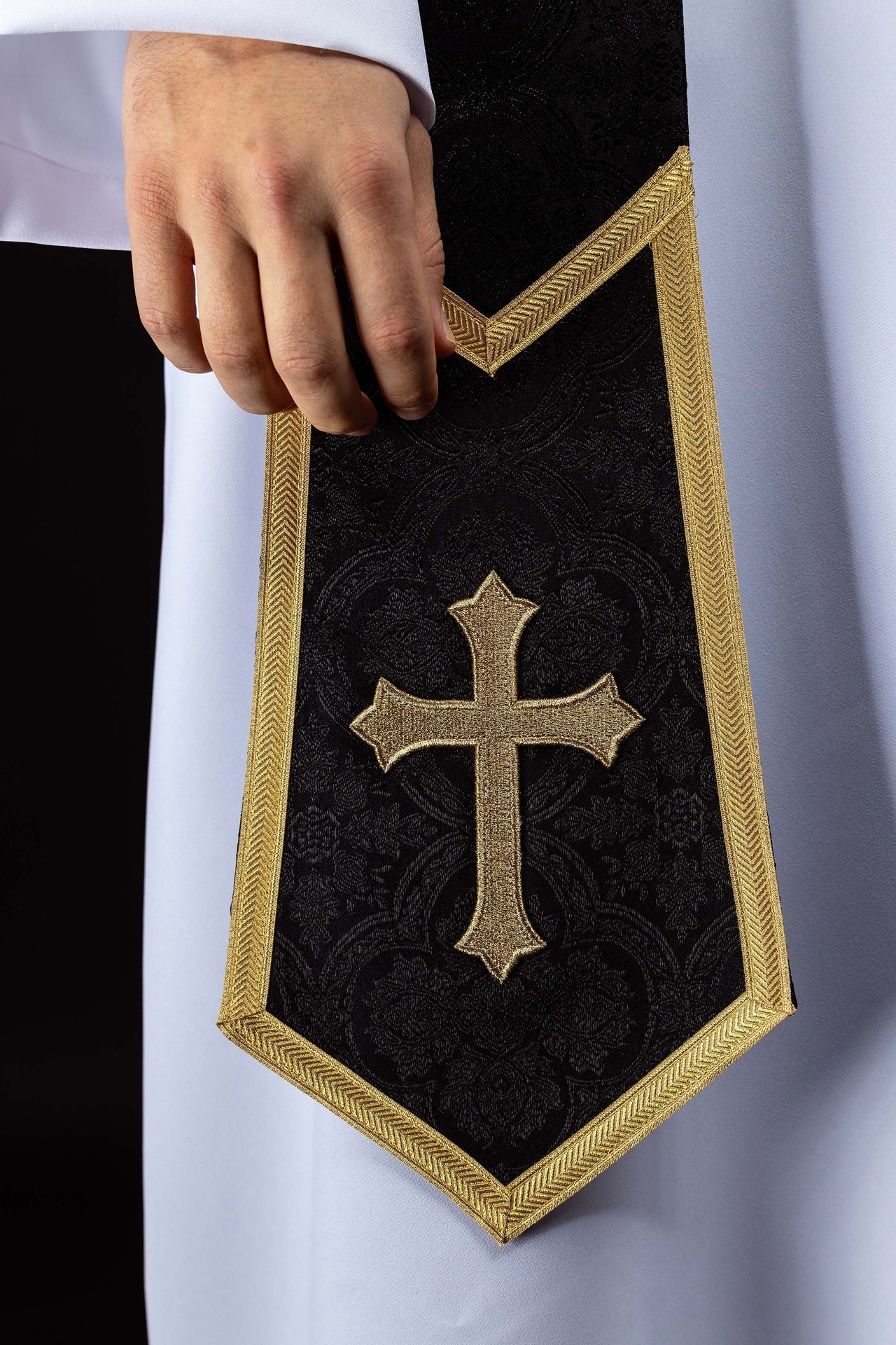 Stola ricamata con motivo a Croce in tessuto jacquard nero KST/639/07/11 - PERILPRETE.IT