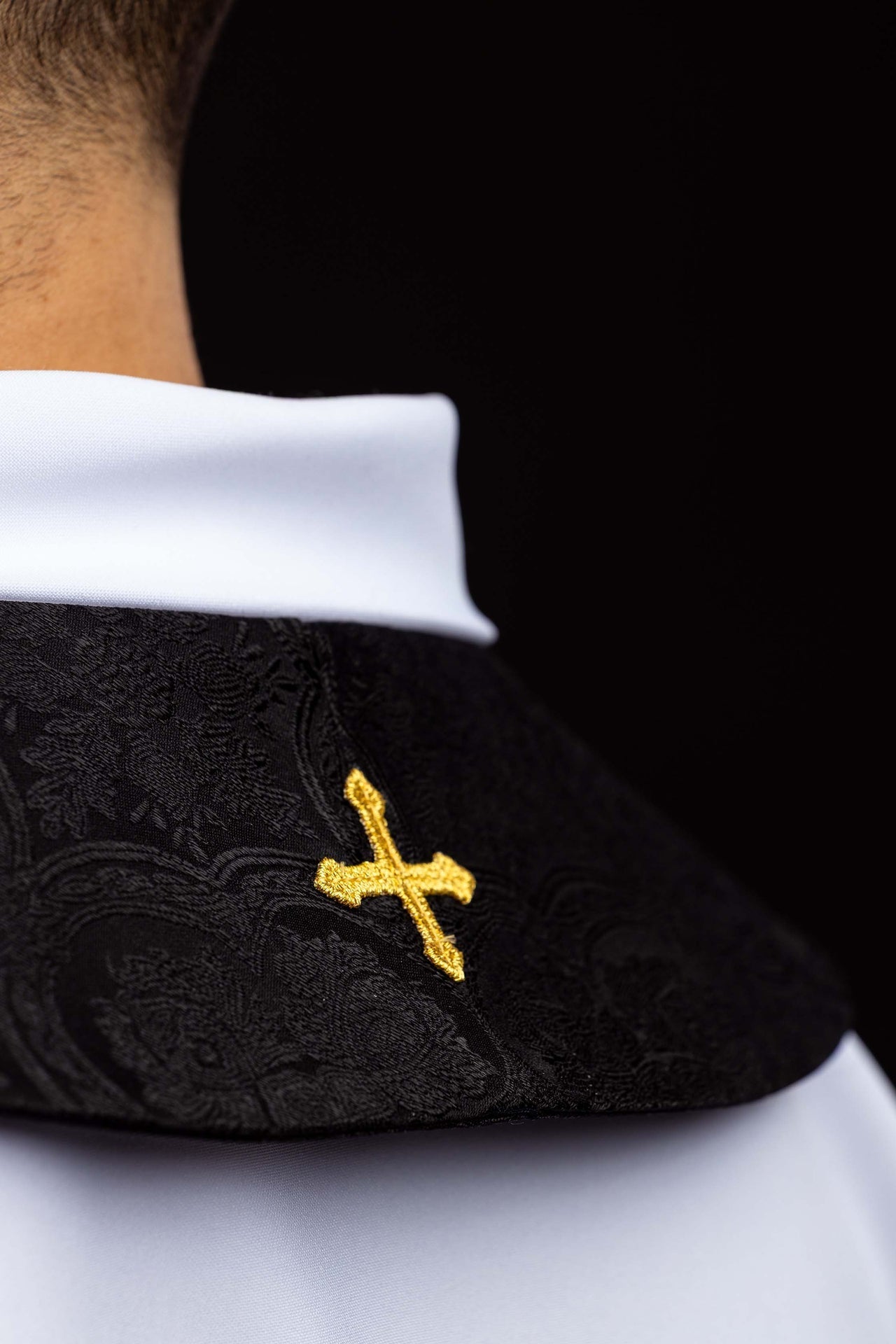 Stola ricamata con motivo a Croce in tessuto jacquard nero KST/639/07/11 - PERILPRETE.IT