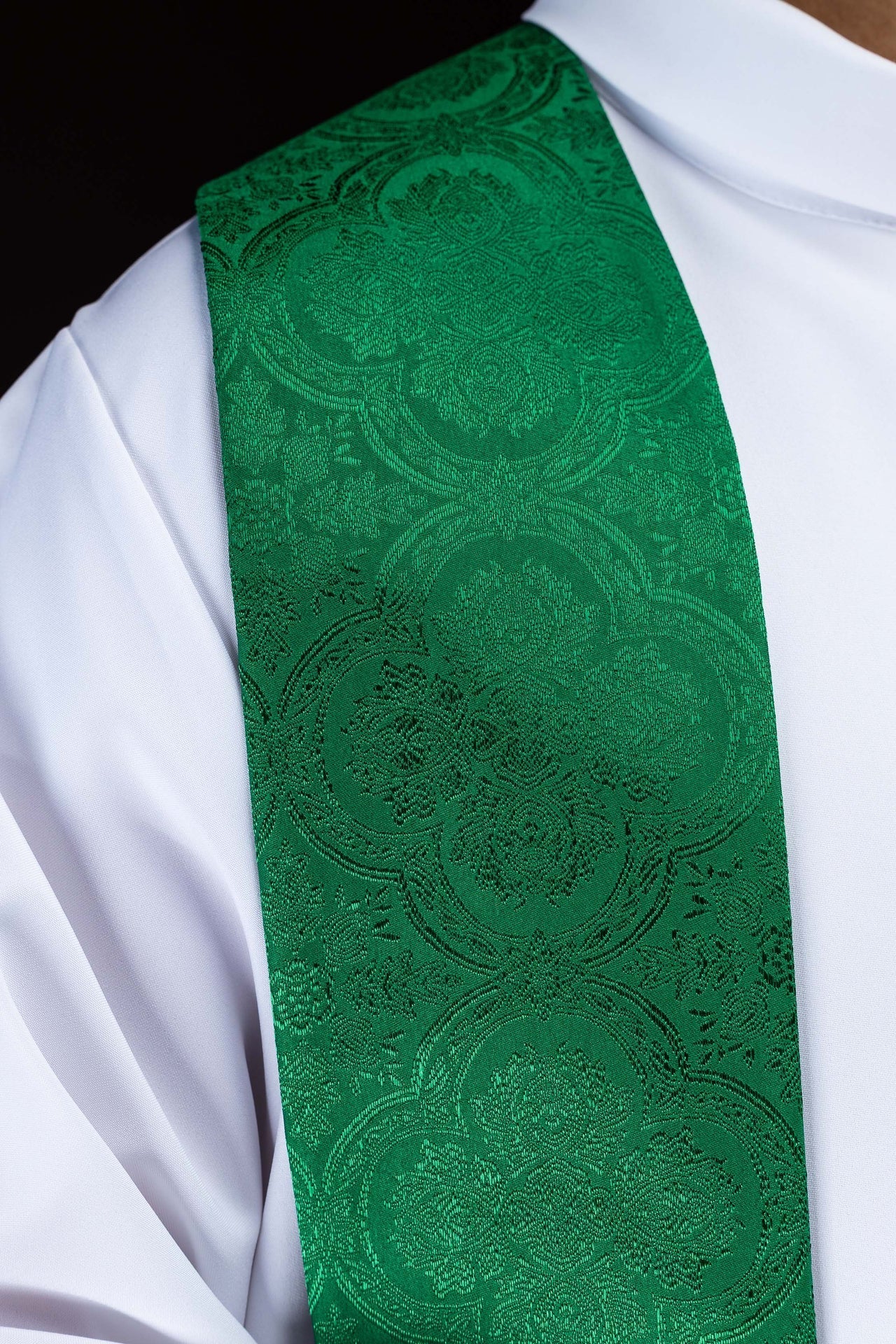 Stola ricamata con motivo a Croce in tessuto jacquard verde KST/639/01/11 - PERILPRETE.IT