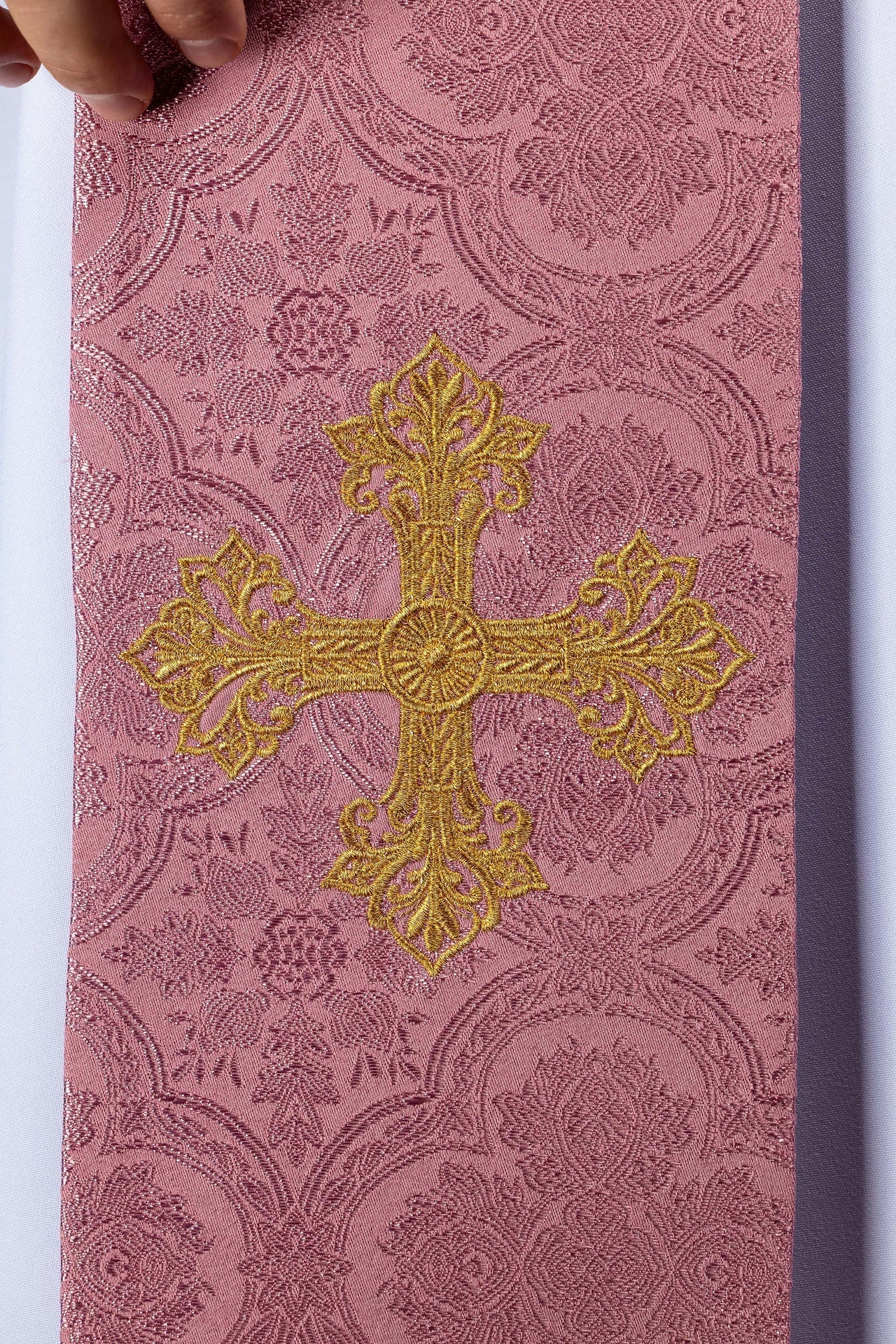 Stola ricamata con motivo della croce in tessuto jacquard rosa KST/967/08/11 - PERILPRETE.IT