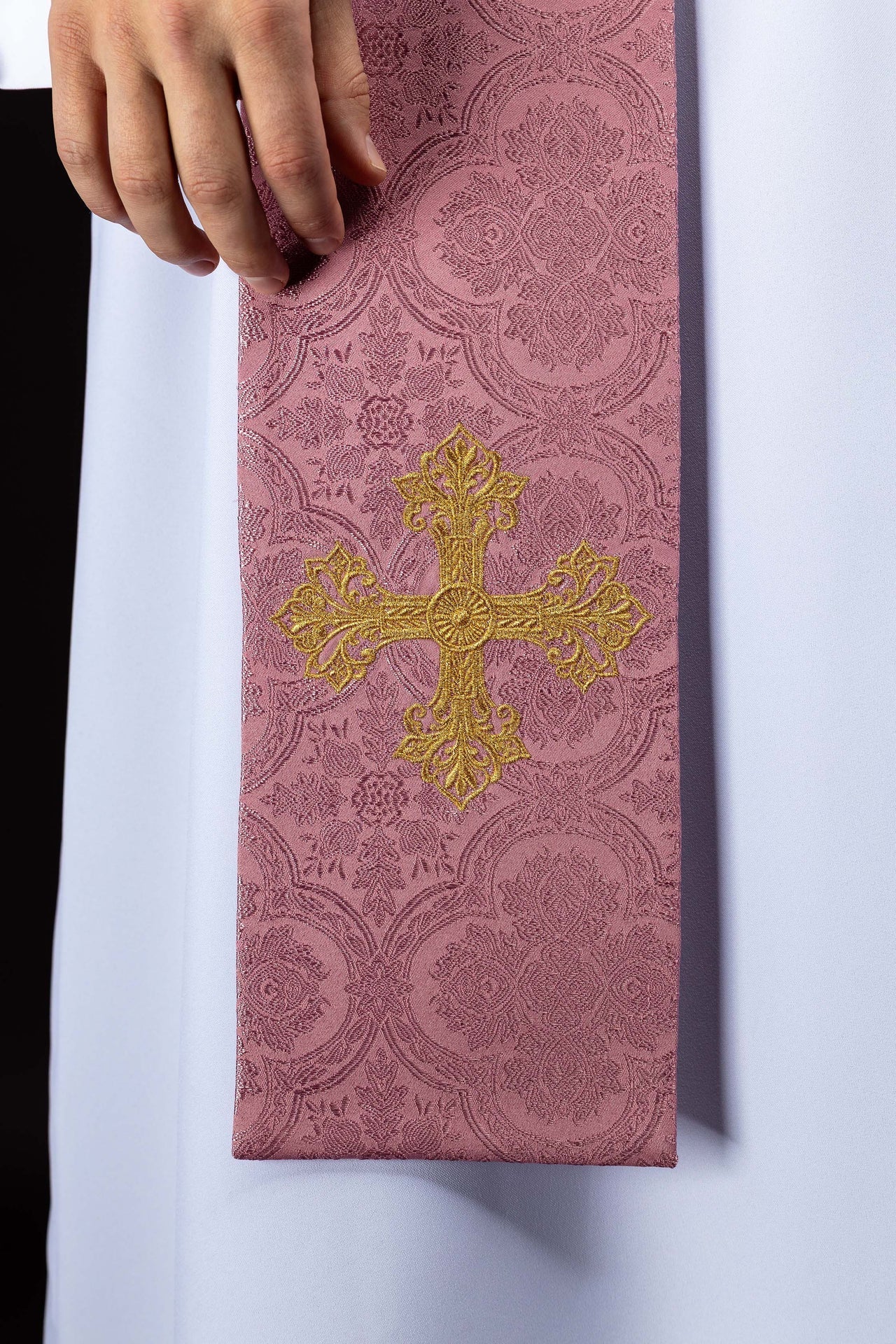 Stola ricamata con motivo della croce in tessuto jacquard rosa KST/967/08/11 - PERILPRETE.IT