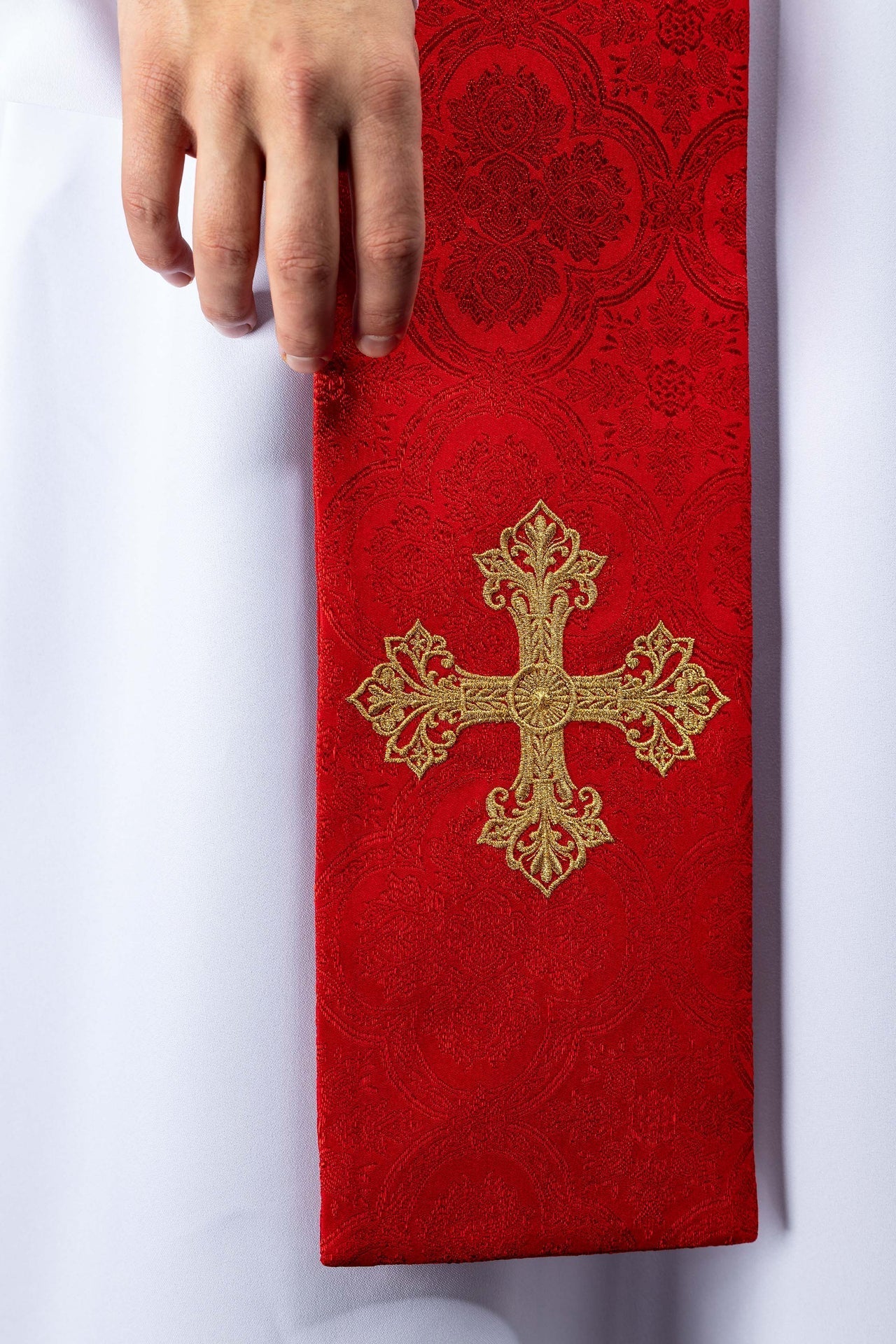 Stola ricamata con motivo della croce in tessuto jacquard rosso KST/967/02/11 - PERILPRETE.IT