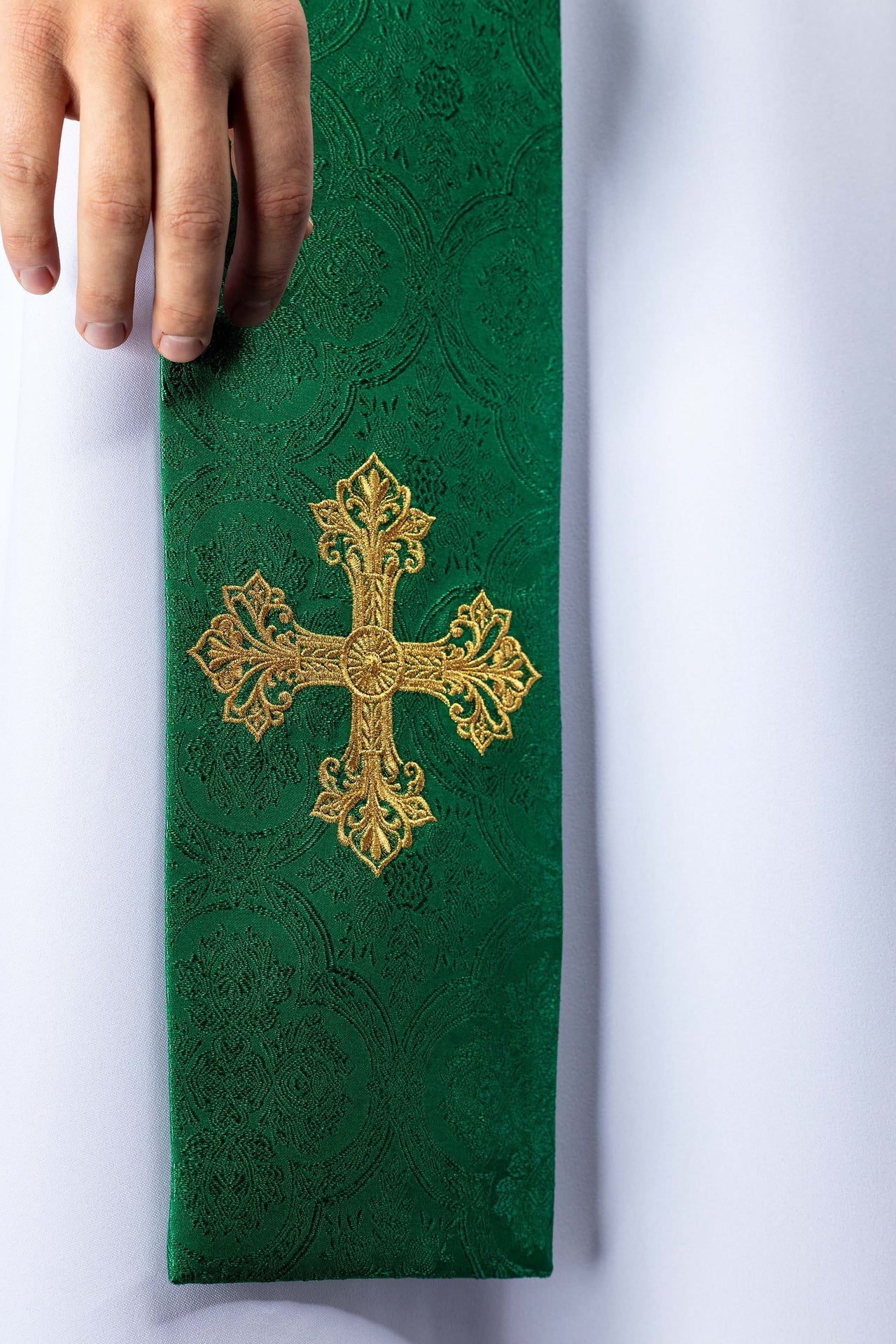 Stola ricamata con motivo della croce in tessuto jacquard verde KST/967/01/11 - PERILPRETE.IT