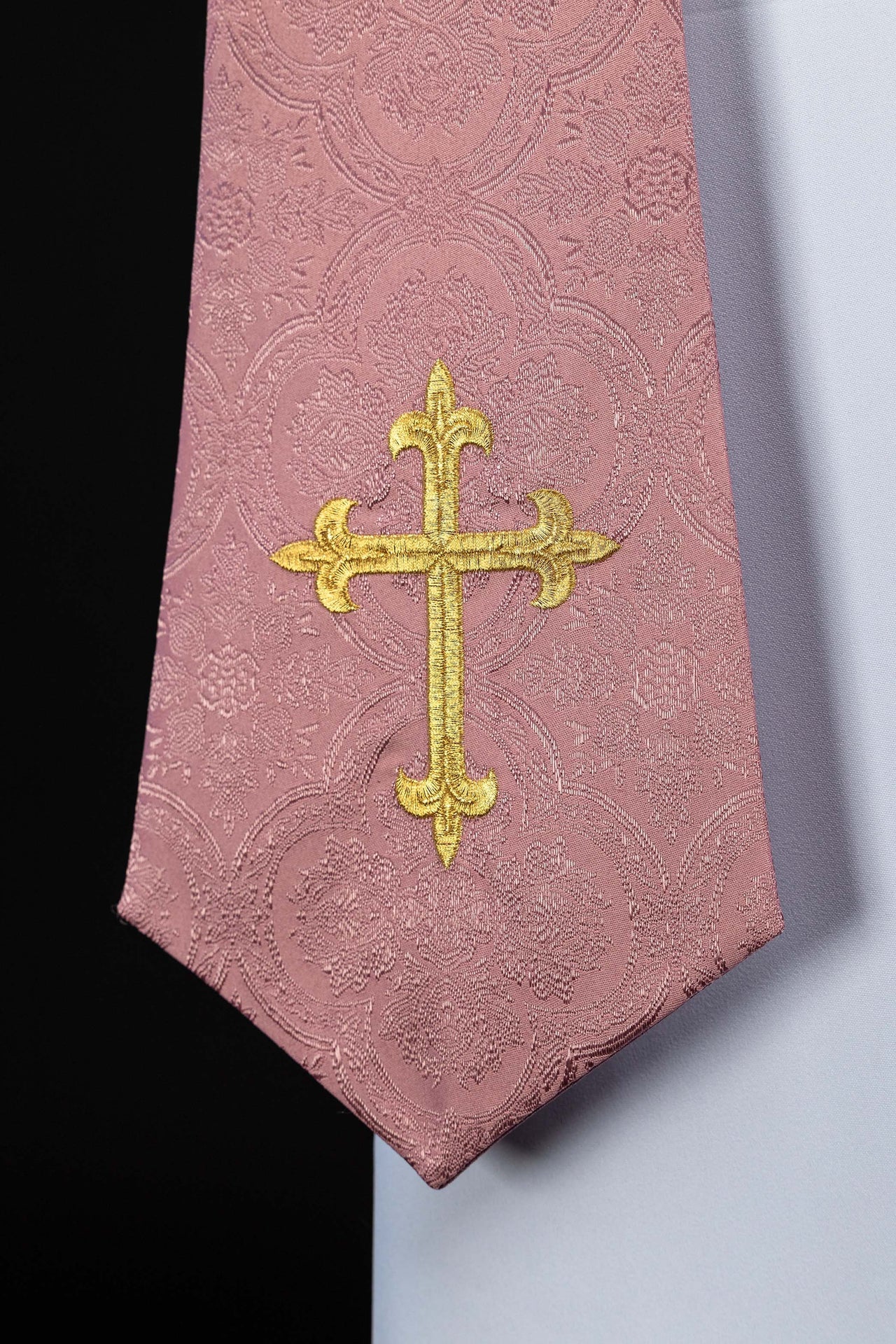 Stola ricamata con motivo della Croce tessuto jacquard rosa KST/638/08/11 - PERILPRETE.IT