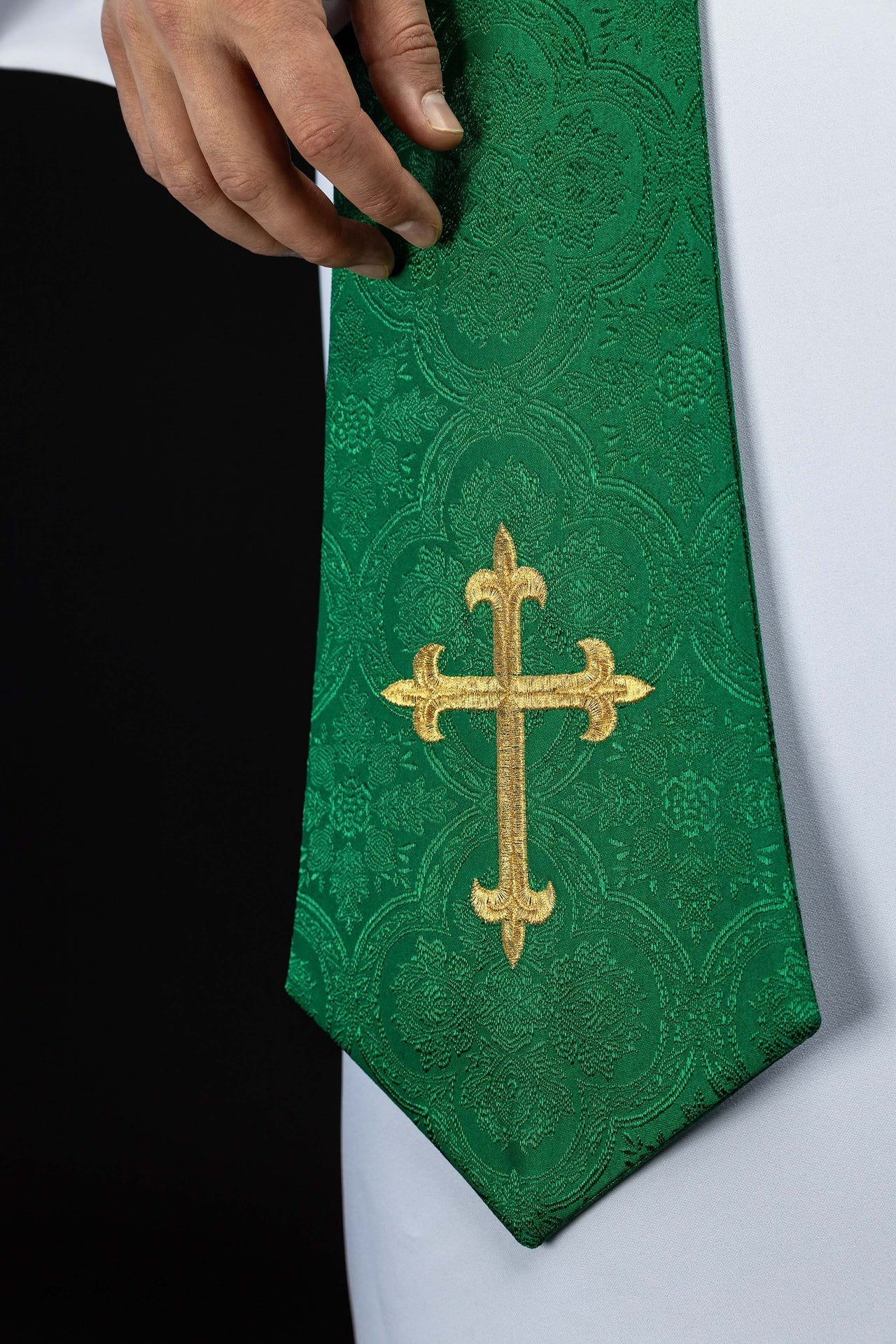 Stola ricamata con motivo della Croce tessuto jacquard verde KST/638/01/11 - PERILPRETE.IT