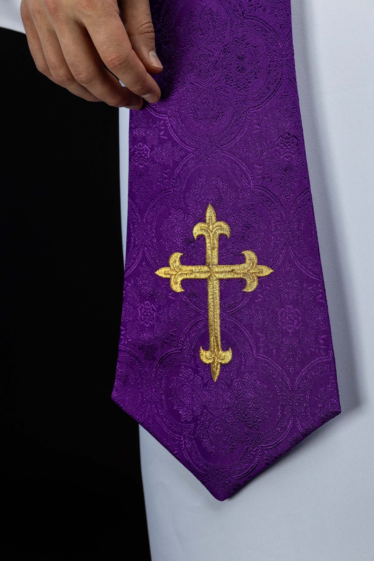 Stola ricamata con motivo della Croce tessuto jacquard viola KST/638/03/11 - PERILPRETE.IT