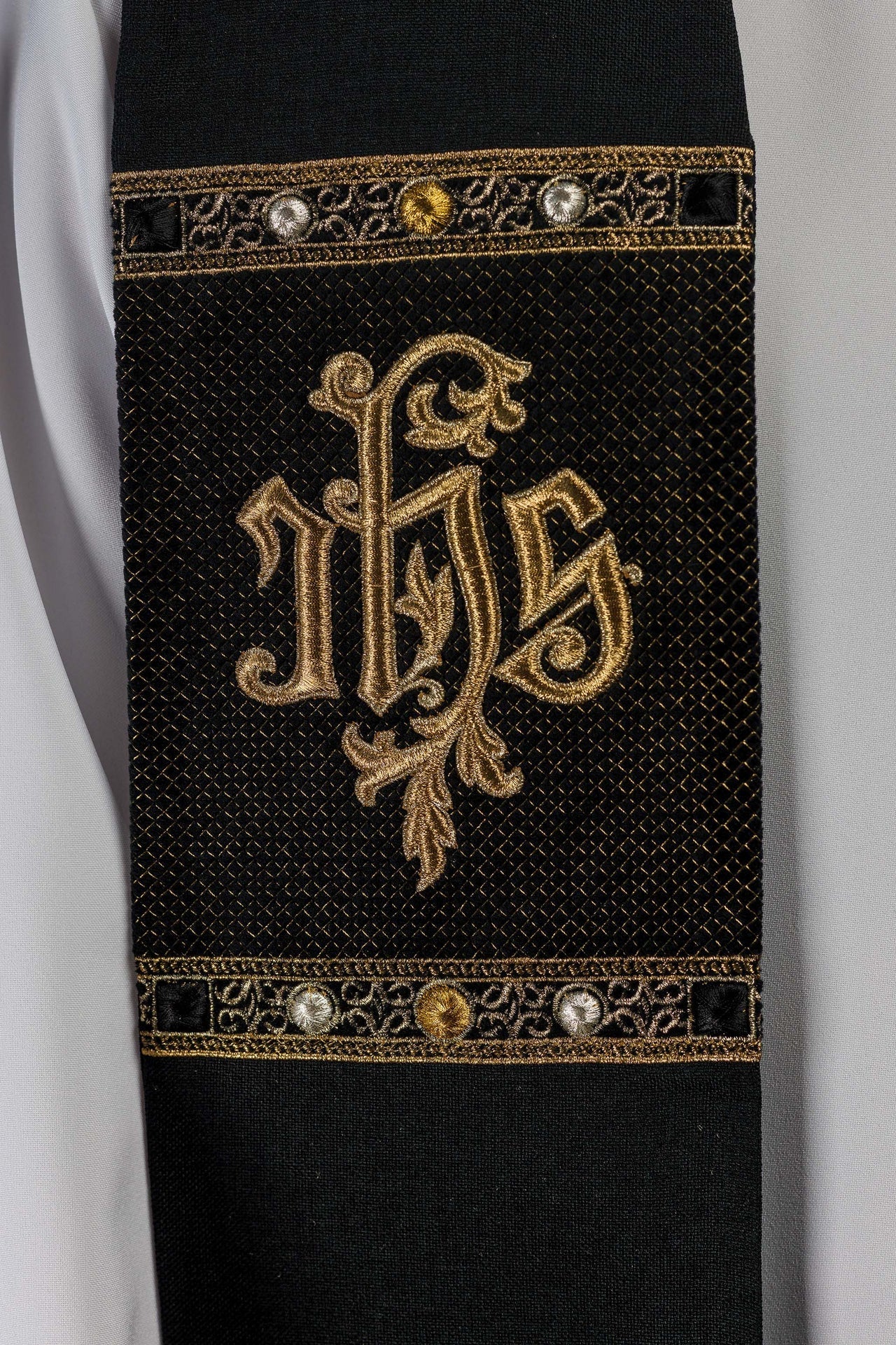 Stola ricamata con motivo IHS di colore nero S-2067-07-70 - PERILPRETE.IT