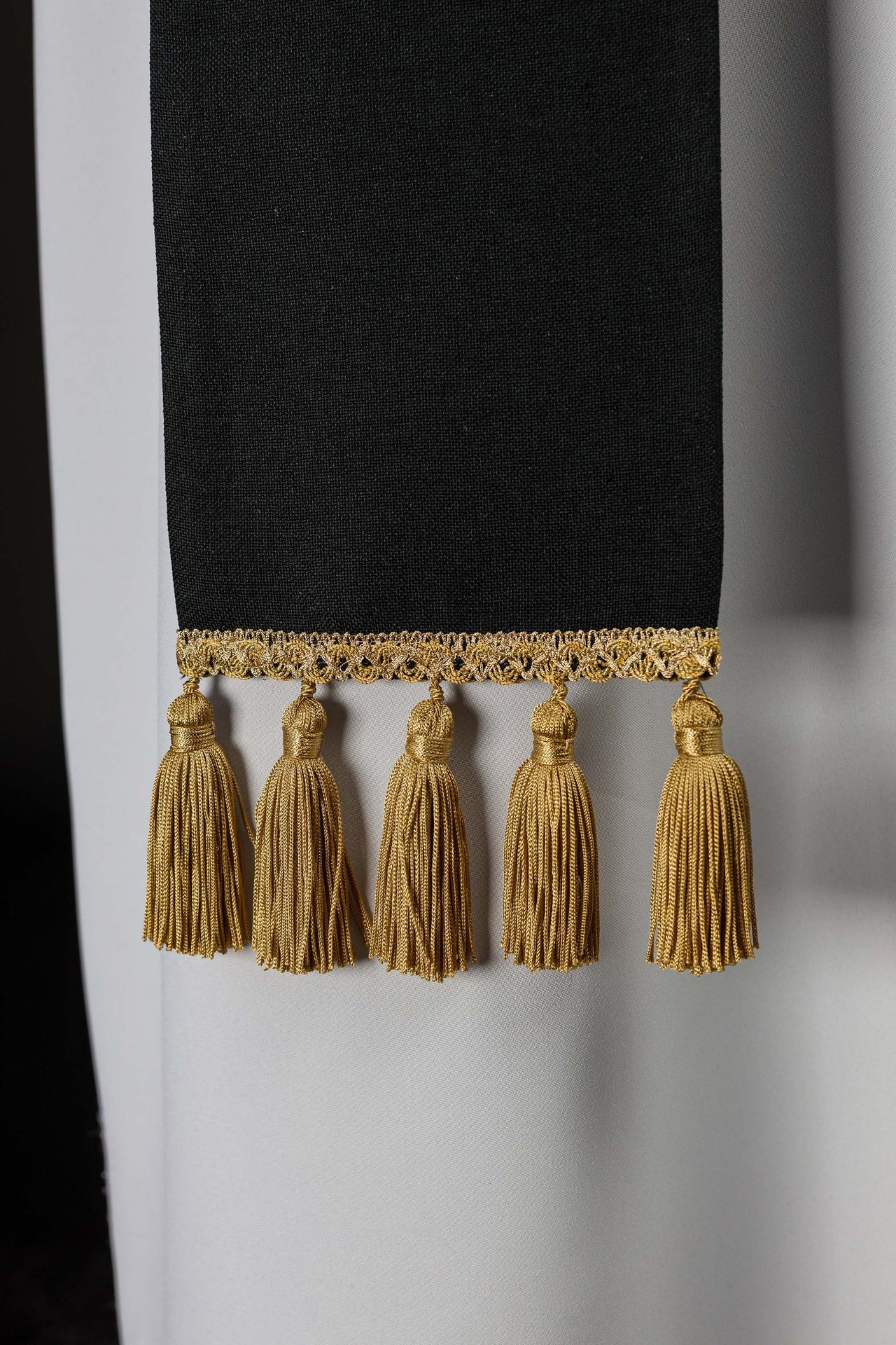 Stola ricamata con motivo IHS di colore nero S-2067-07-70 - PERILPRETE.IT