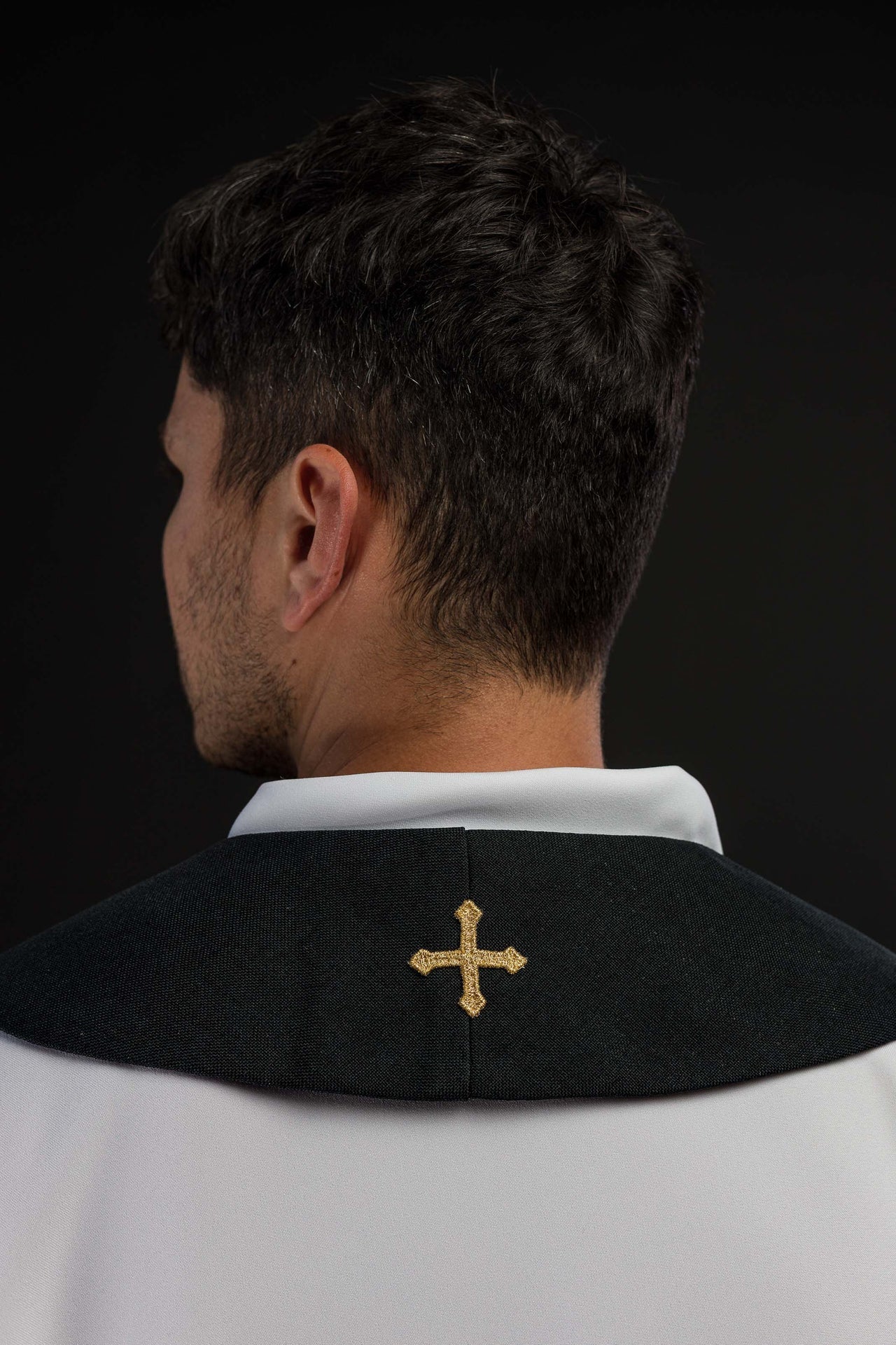 Stola ricamata con motivo IHS di colore nero S-2067-07-70 - PERILPRETE.IT