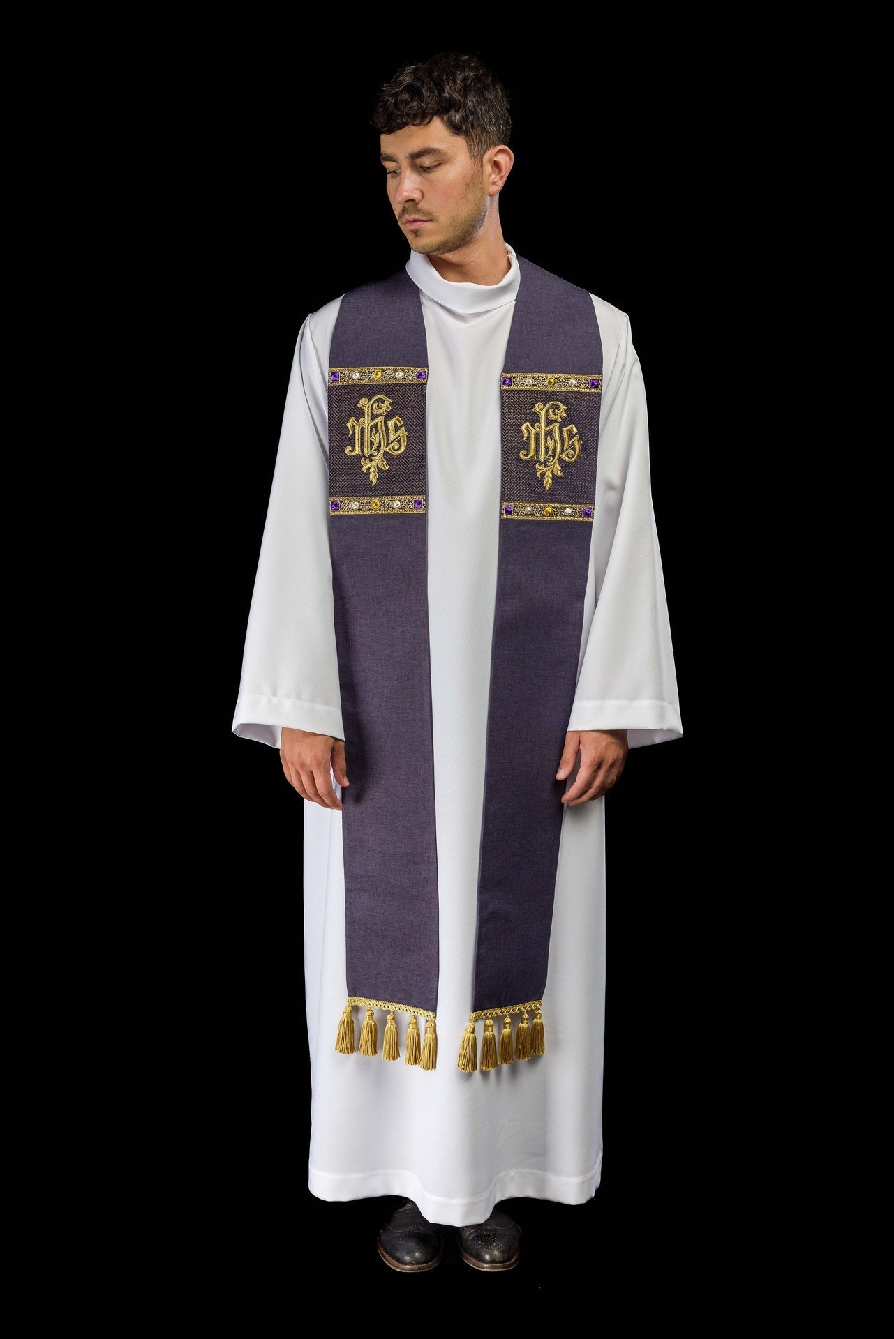 Stola ricamata con motivo IHS viola S-2067-03-70 - PERILPRETE.IT