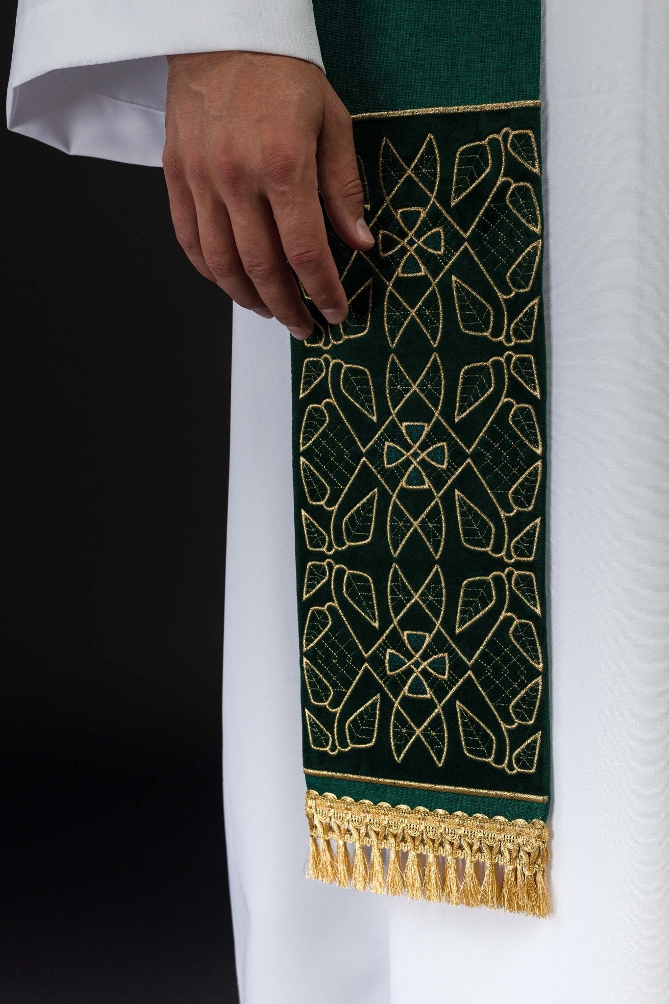 Stola ricamata in velluto con motivo IHS verde S-2055-01-70 - PERILPRETE.IT