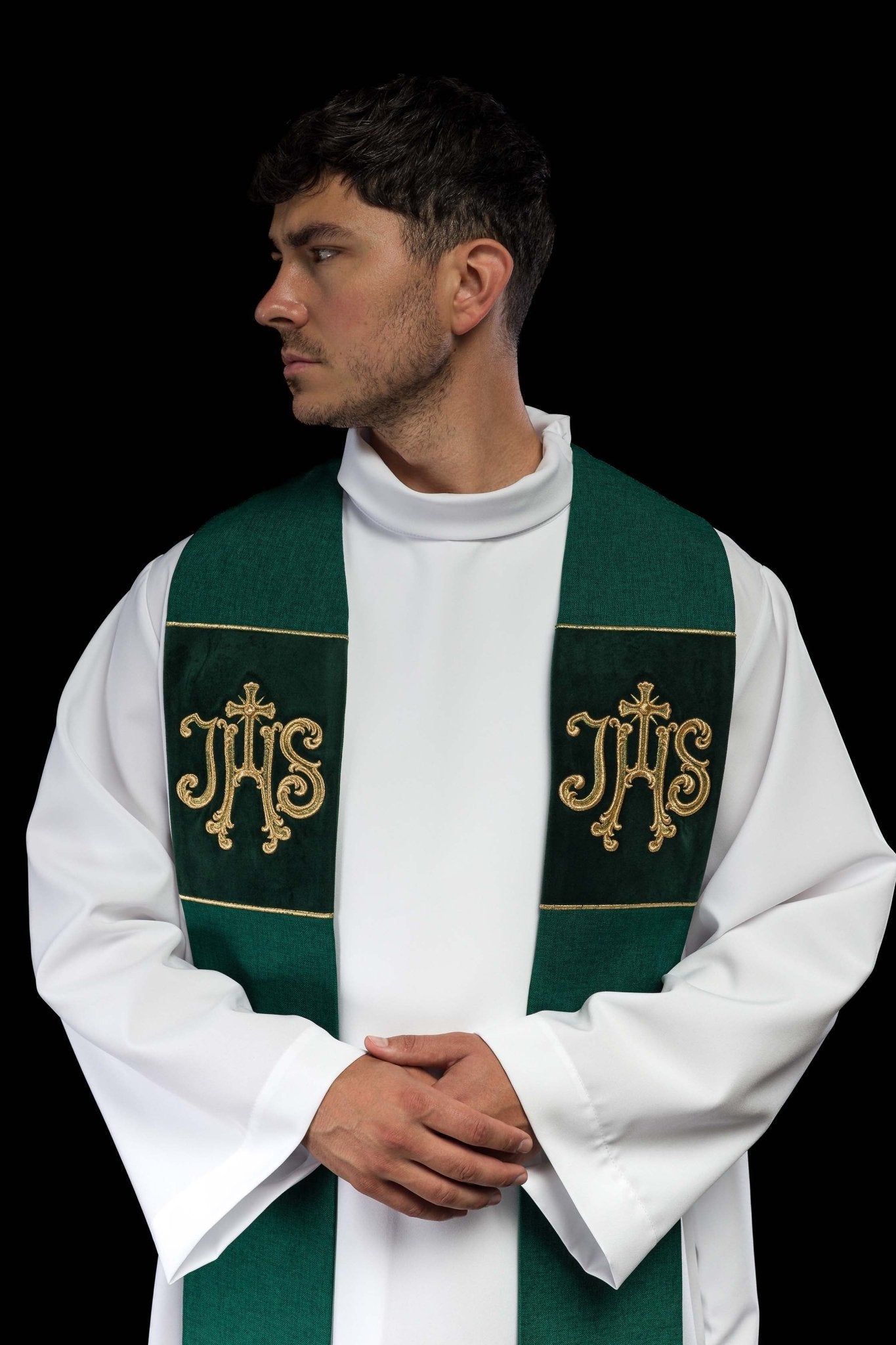 Stola ricamata in velluto con motivo IHS verde S-2055-01-70 - PERILPRETE.IT