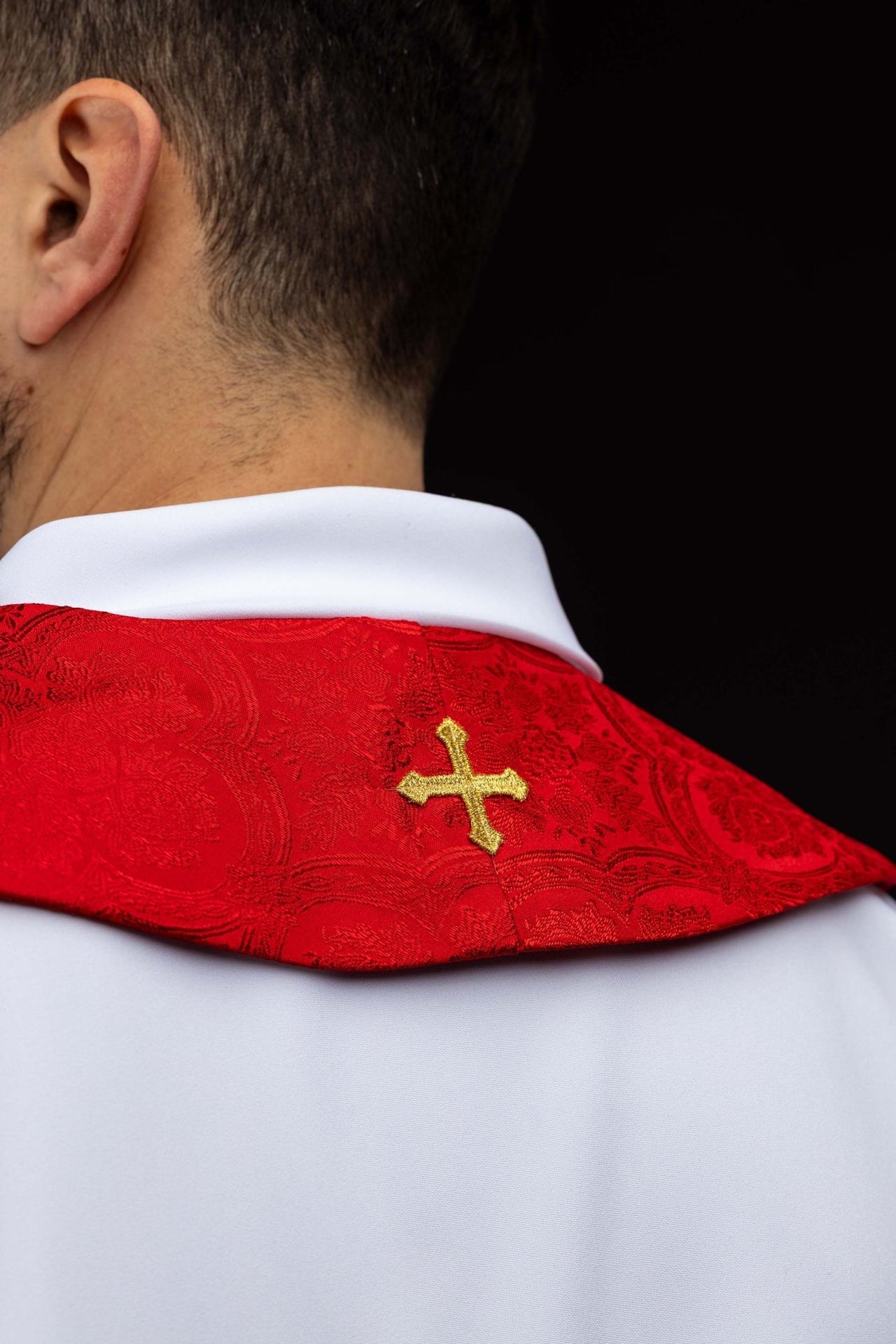 Stuła haftowana z motywem Krzyża czerwona tkanina żakardowa