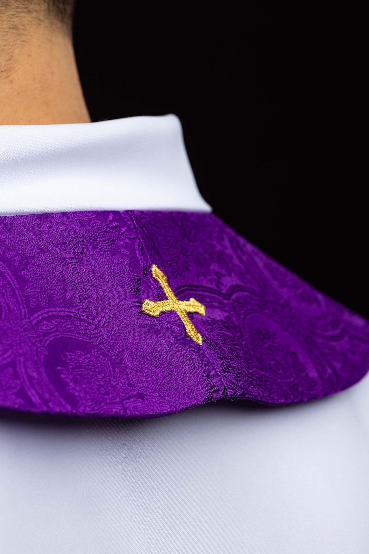 Stuła haftowana z motywem Krzyża fioletowa tkanina żakardowa