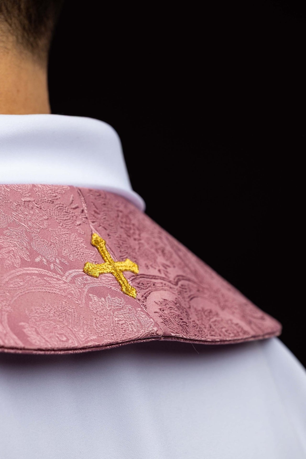 Stuła haftowana z motywem Krzyża różowa tkanina żakardowa