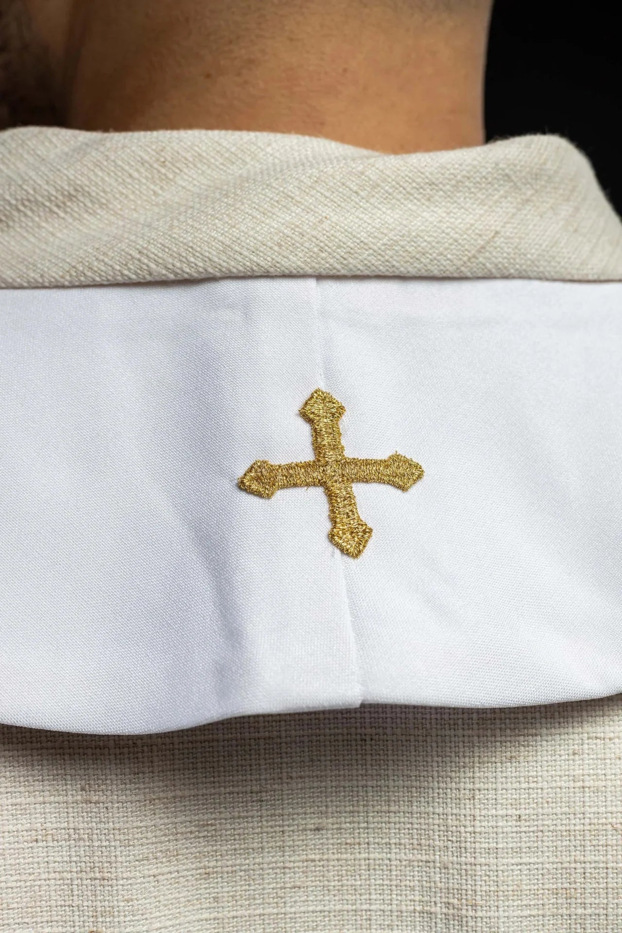 Stuła kapłańska biała haftowana motyw Maryjny z koroną