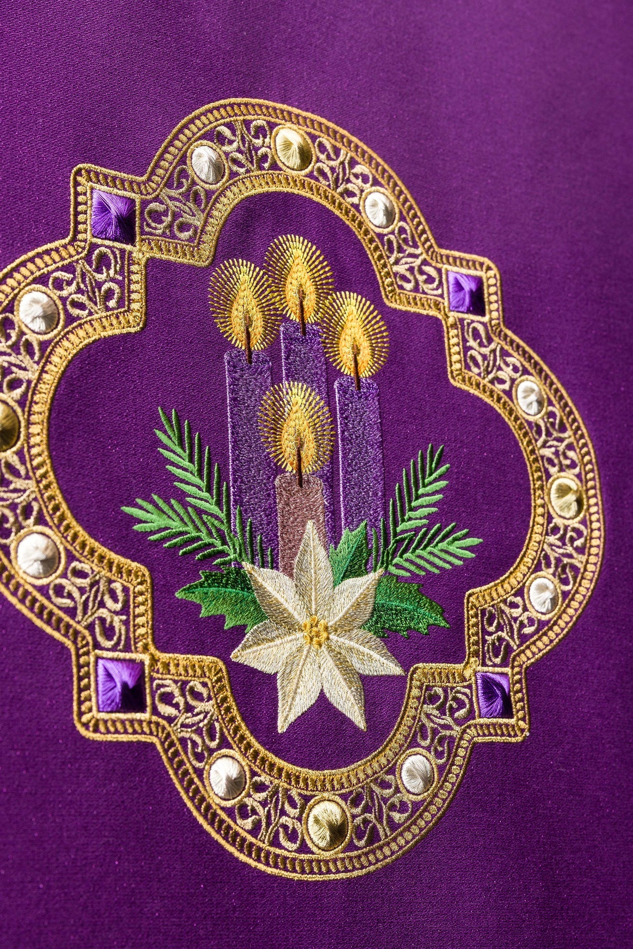 Tovaglia per ambone viola con ricamo dell’Avvento S-8076-03-103 55*250 - PERILPRETE.IT