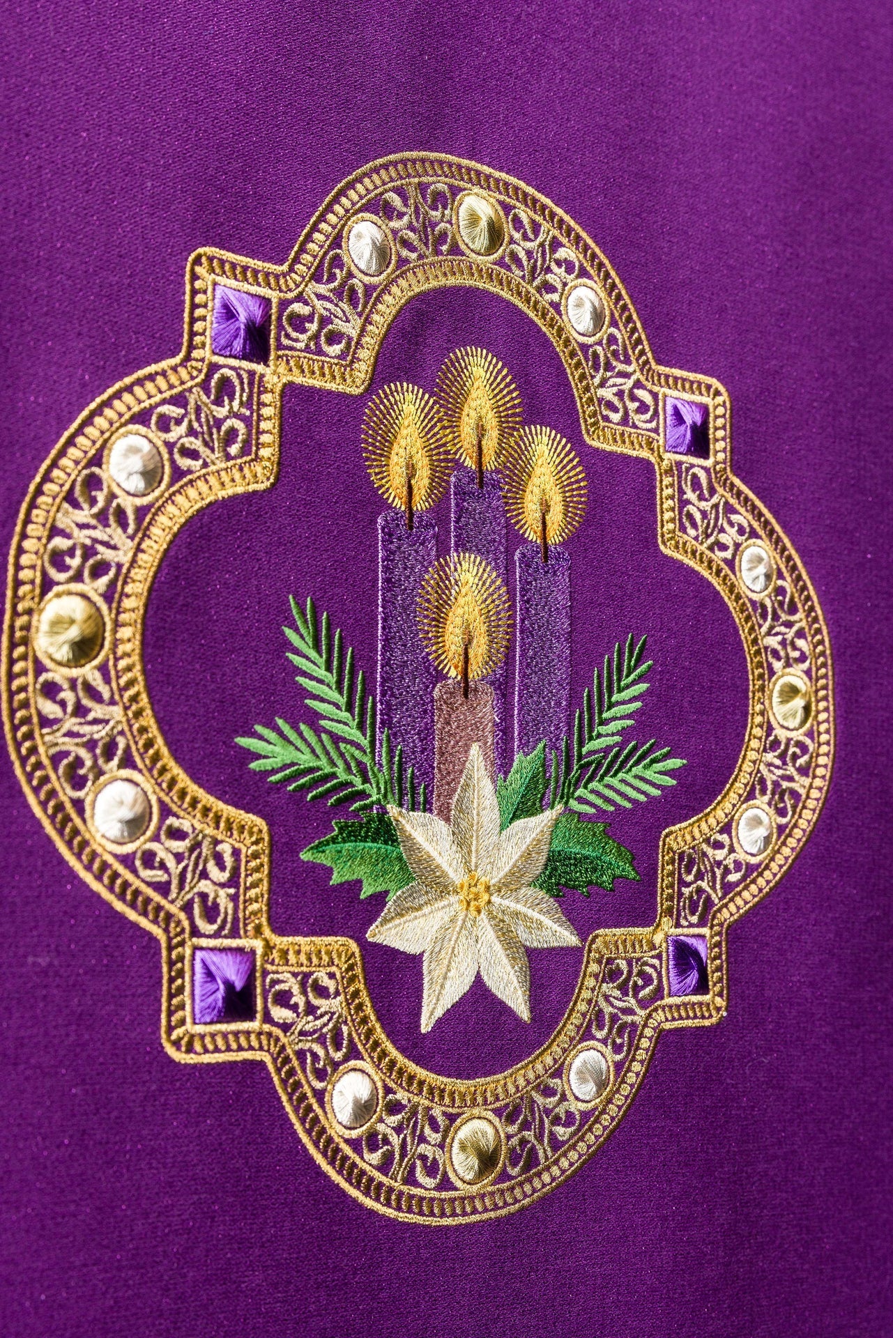 Tovaglia per ambone viola con ricamo dell’Avvento S-8076-03-103 55*250 - PERILPRETE.IT