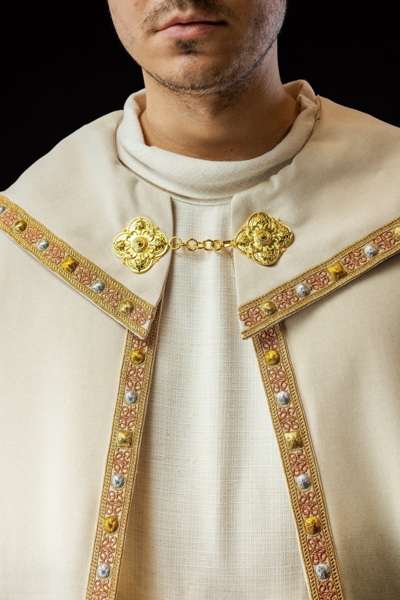 Una pianeta liturgica écru con il monogramma dorato IHS S - 3067 - 05 - 70 145cm - PERILPRETE.IT