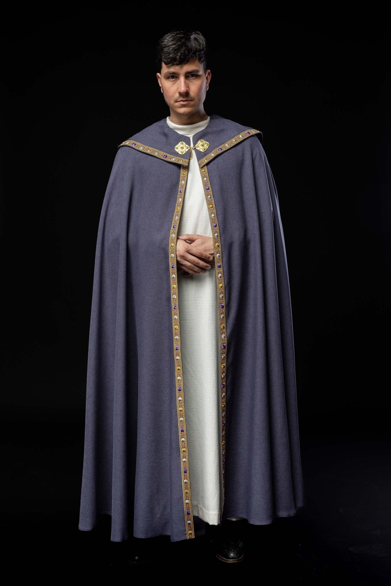 Una pianeta liturgica viola con il monogramma dorato IHS S - 3067 - 03 - 70 150cm - PERILPRETE.IT